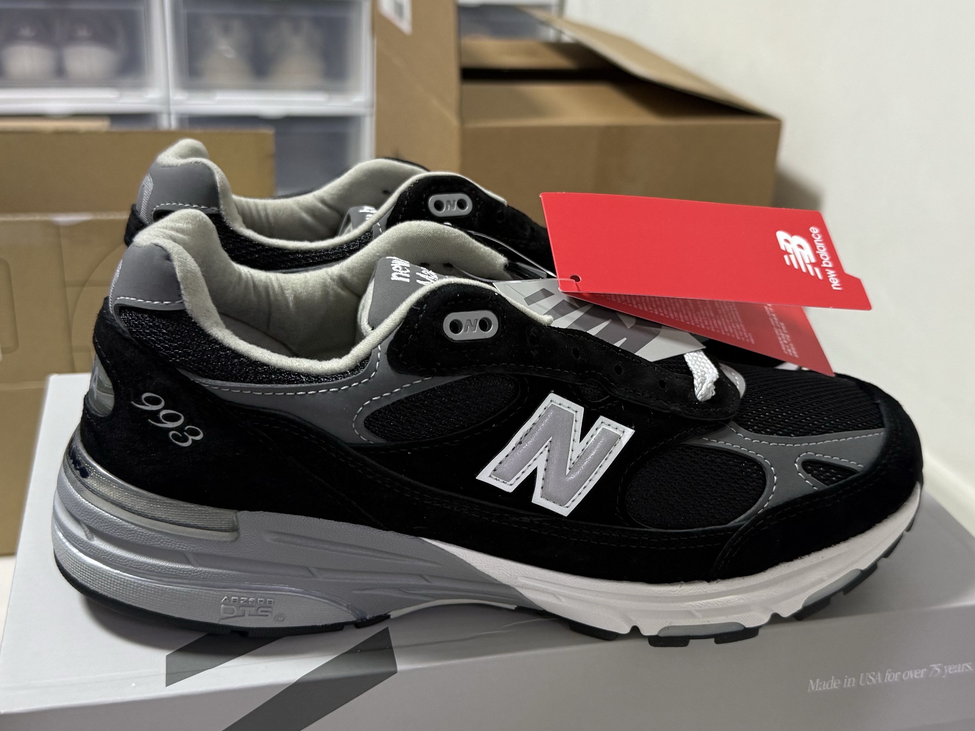 New Balance 993 Made in USA Black - D Standard, New Balance 992 Made in USA Core Black Grey 착용 스타일 - 1