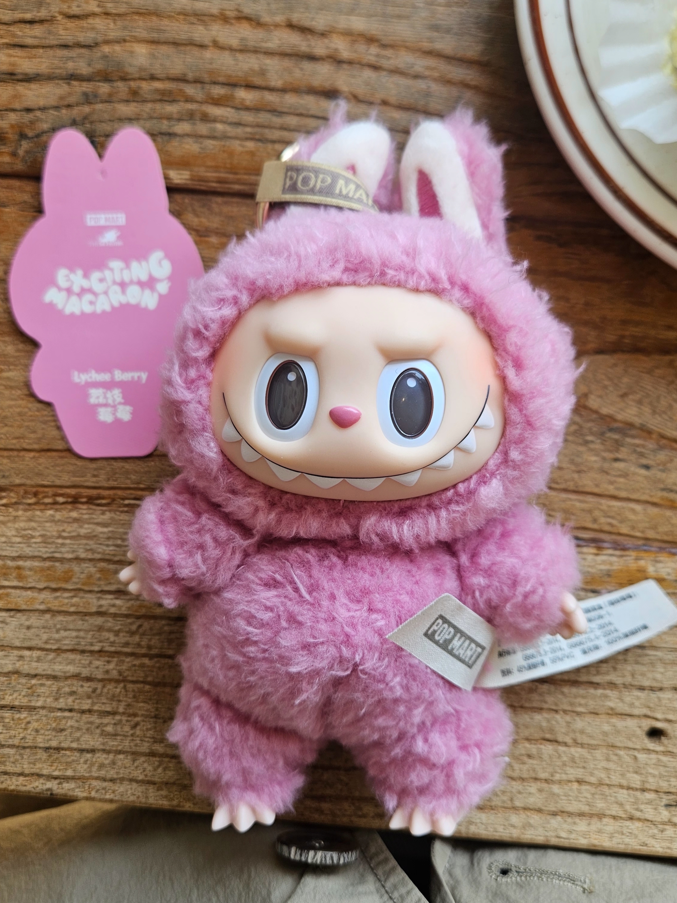 Pop Mart The Monsters Labubu Tasty Macarons Series Sealed Case (6 Blind Boxes) 착용 스타일 - 5