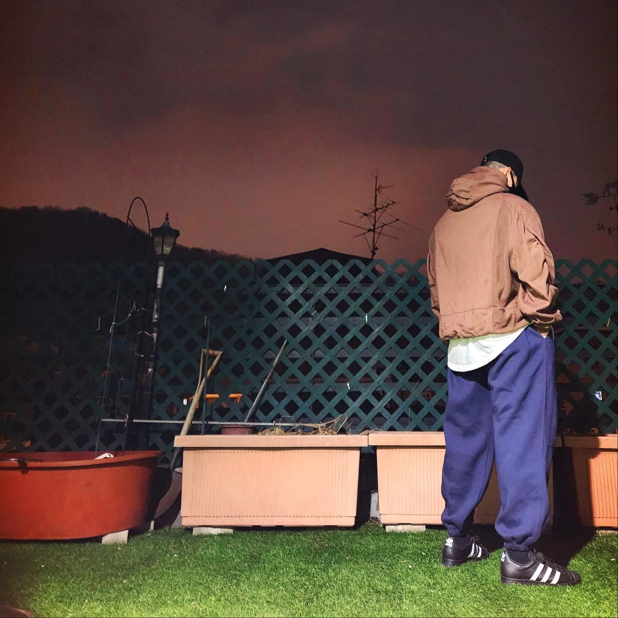 Undermycar Mu.03 Anti Fxxking Logo Play Oversized Sweat Jogger Navy, Adidas Superstar 82 Core Black Cloud White 착용 스타일 - 3