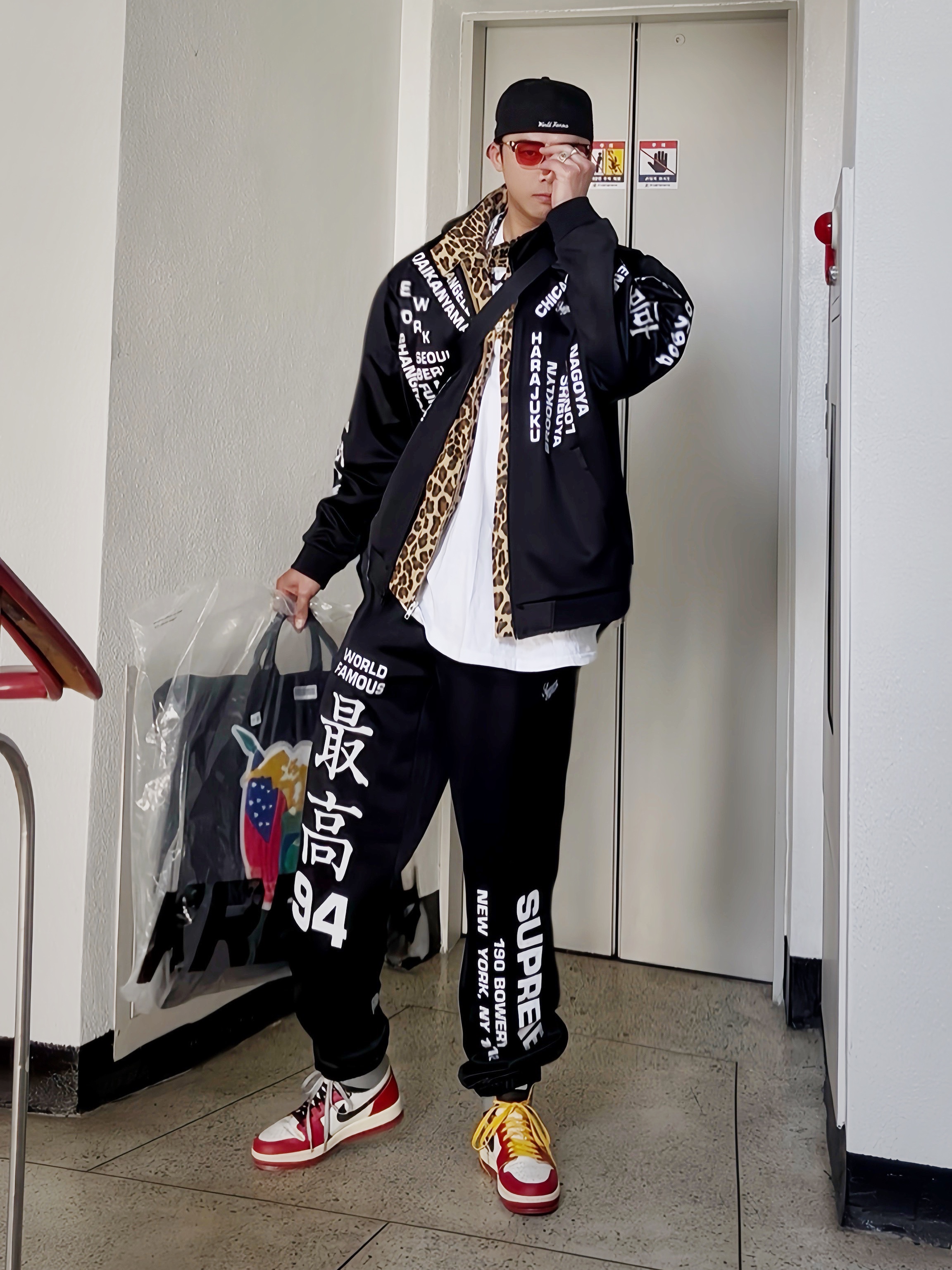Supreme Bones Box Logo New Era Black - 25SS, Supreme Worldwide Tricot Track Jacket Black - 25SS 착용 스타일 - 2