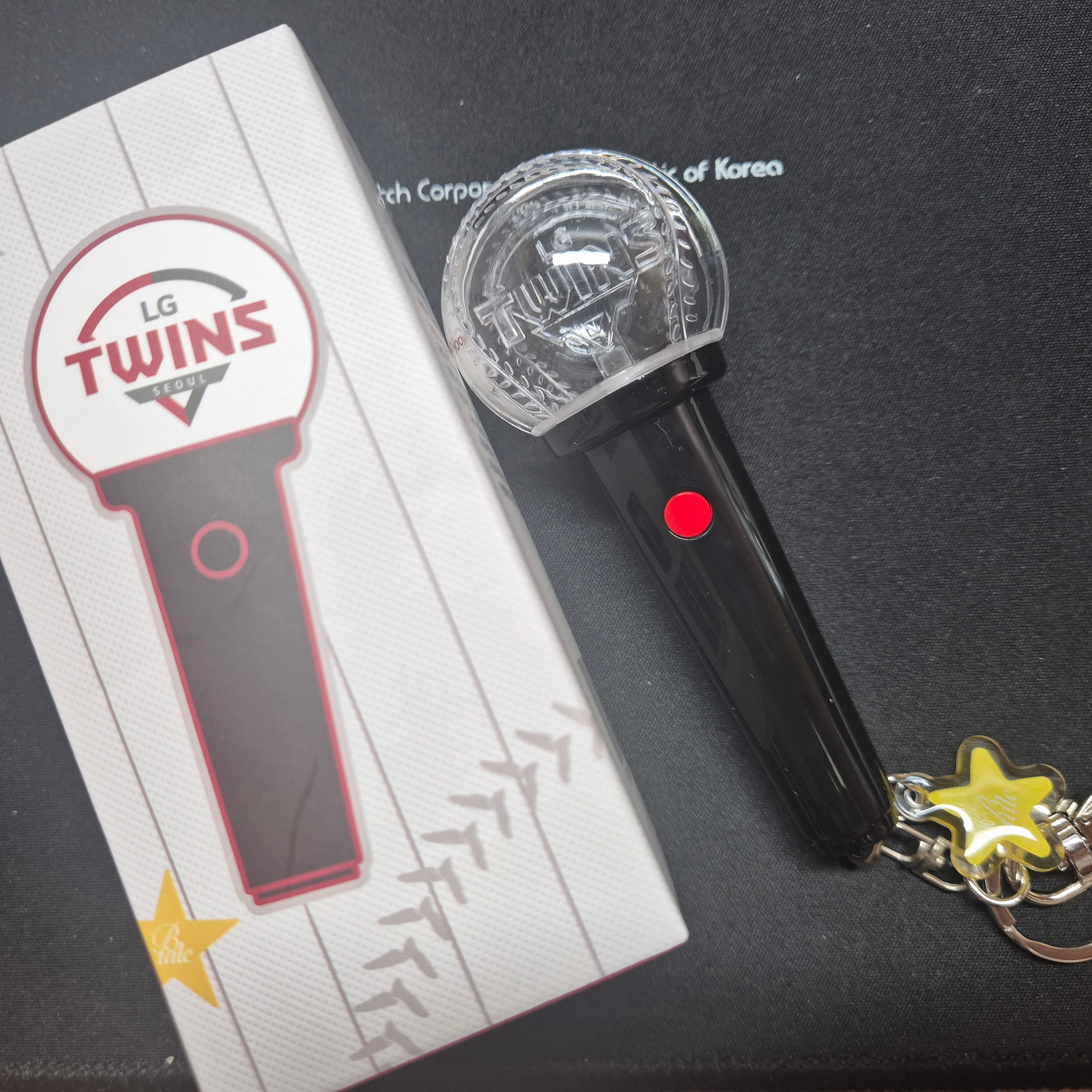 Twins x Bloomingtale Cheering Stick Keyring 착용 스타일 - 1