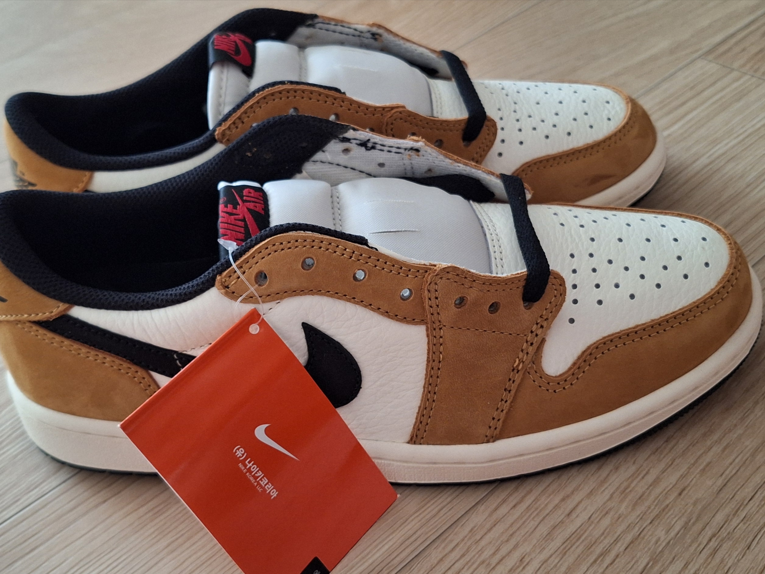 Jordan 1 Low OG Sail and Golden Harvest 착용 스타일 - 3