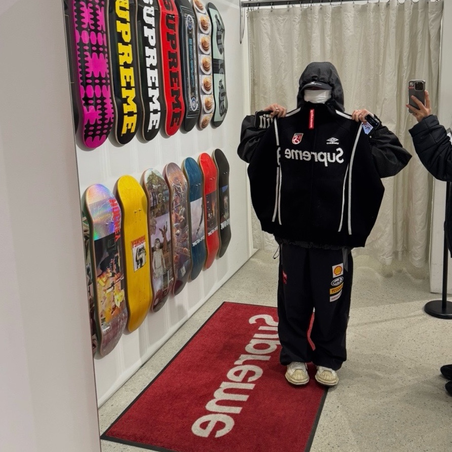 Supreme x Umbro Zip Up Sweater Black - 25SS, Supreme x Ducati Track Pants Black - 24SS 착용 스타일