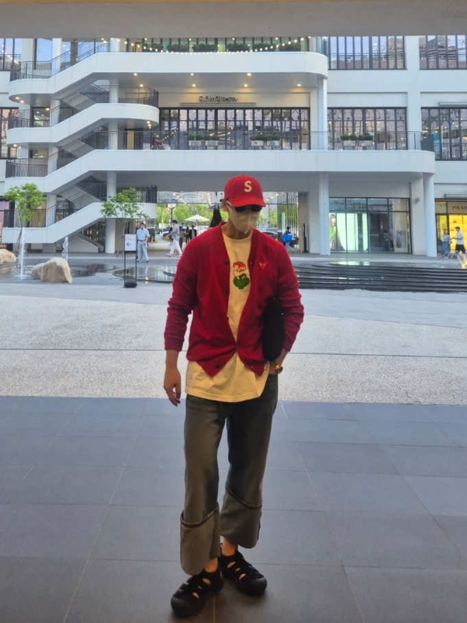 Play Comme des Garcons Knit Red Heart Cardigan Red, Supreme Grinch T-Shirt White - 24FW 착용 스타일