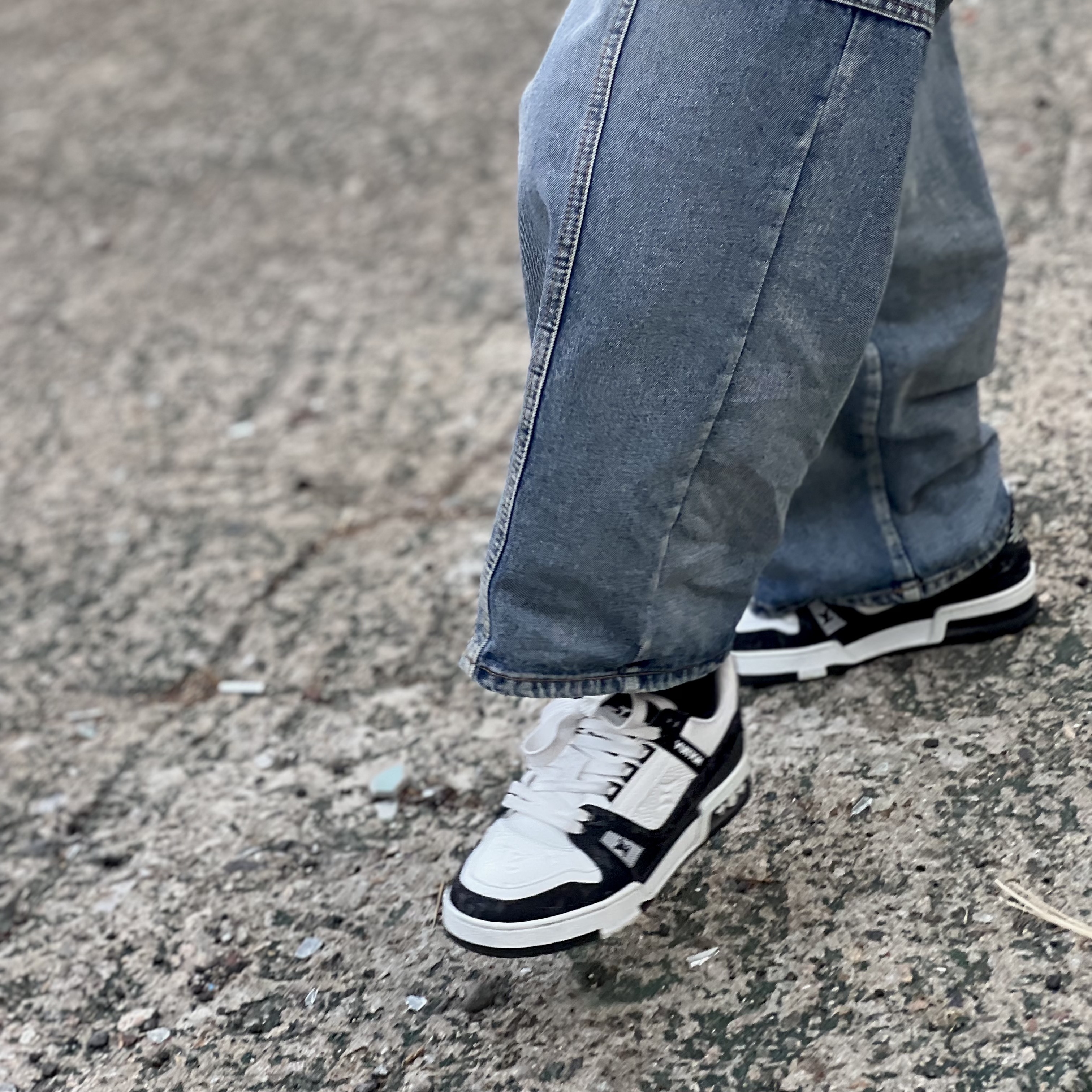 Louis Vuitton LV Trainer Sneakers Monogram Denim Black 착용 스타일 - 1