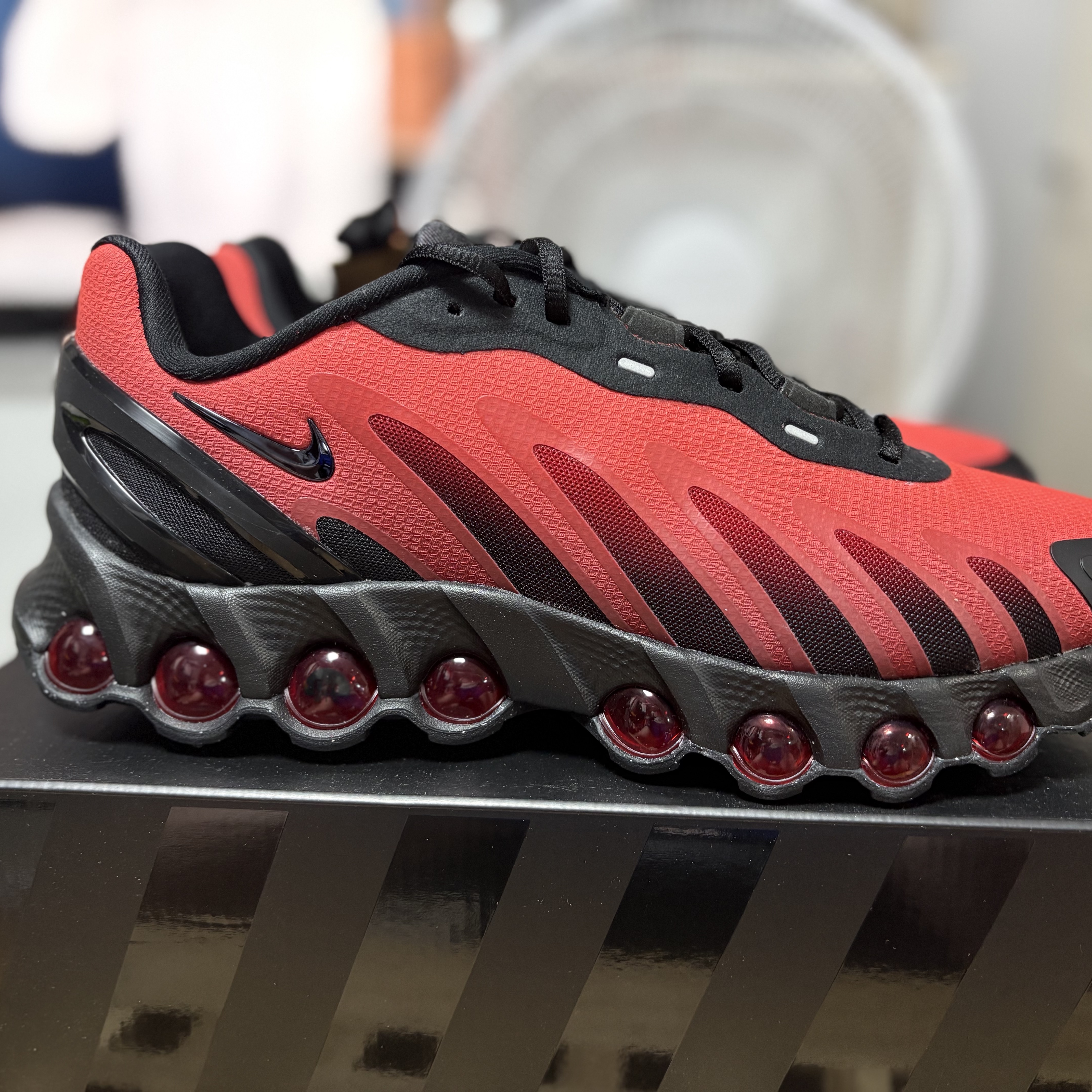 Nike Air Max Dn8 Black Gym Red 착용 스타일 - 3