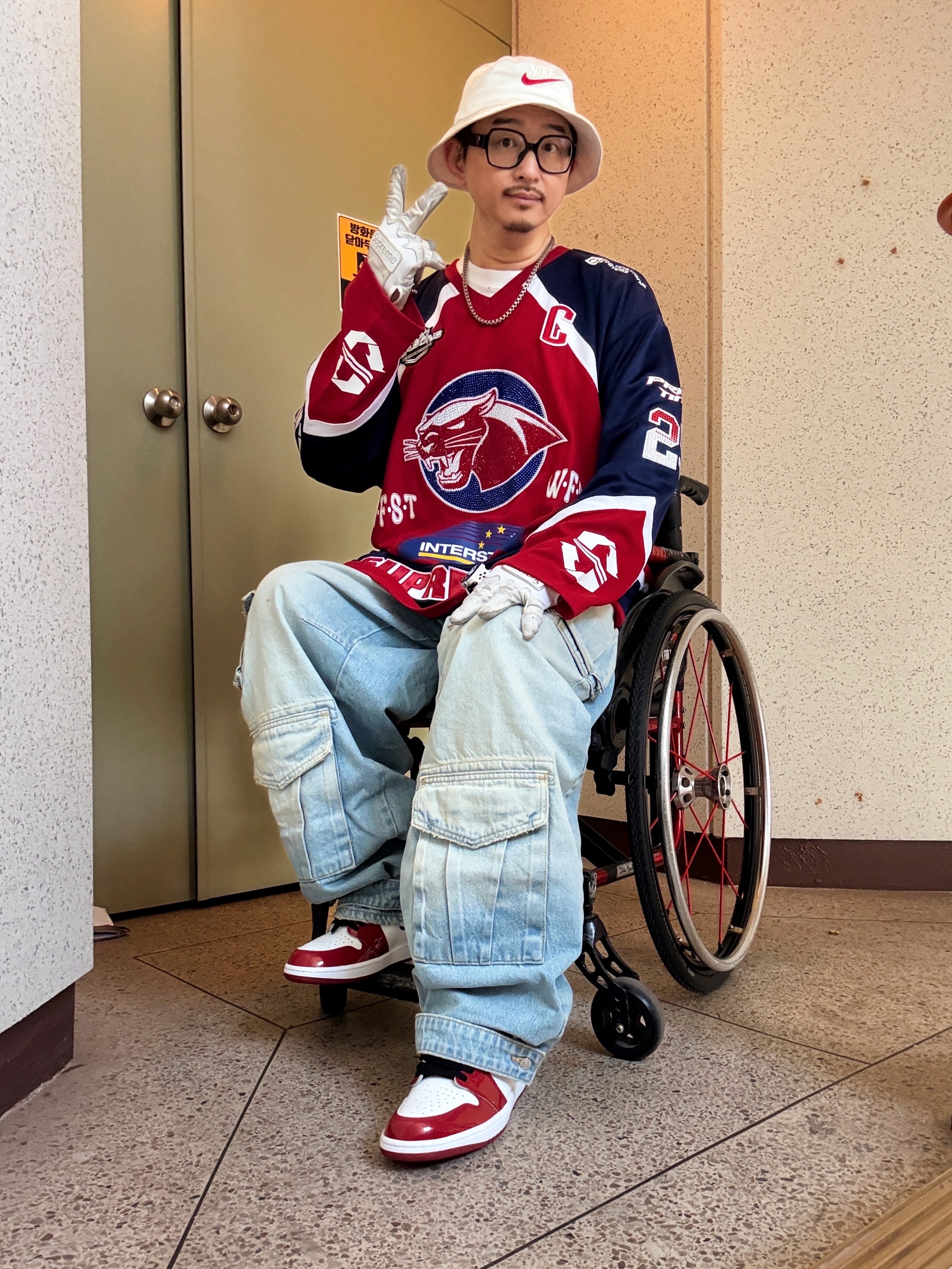 Supreme Rhinestone Hockey Jersey Red - 25SS, Jordan 1 Retro High Fearless UNC Chicago 착용 스타일 - 1