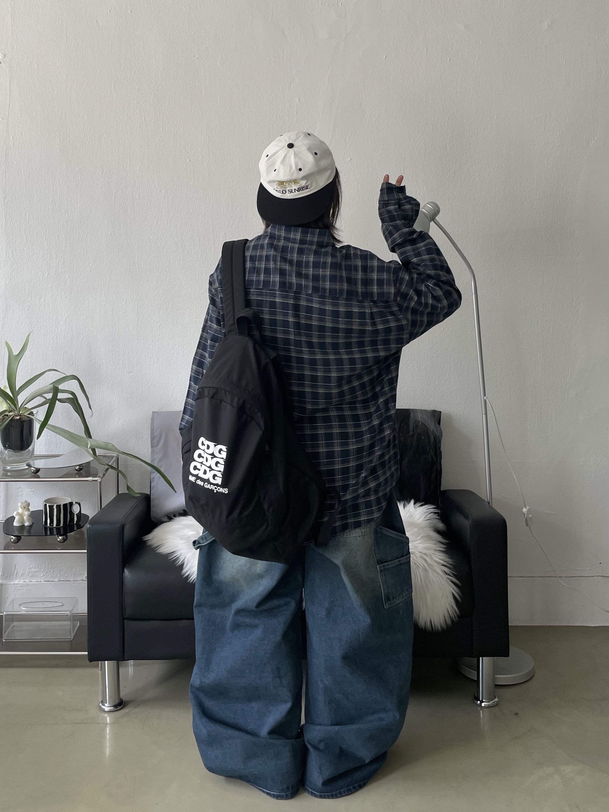 Hello Sunrise  Two Tone Washed OG Logo 6panel Cap Off White & Black, CDG Backpack Black 착용 스타일 - 5