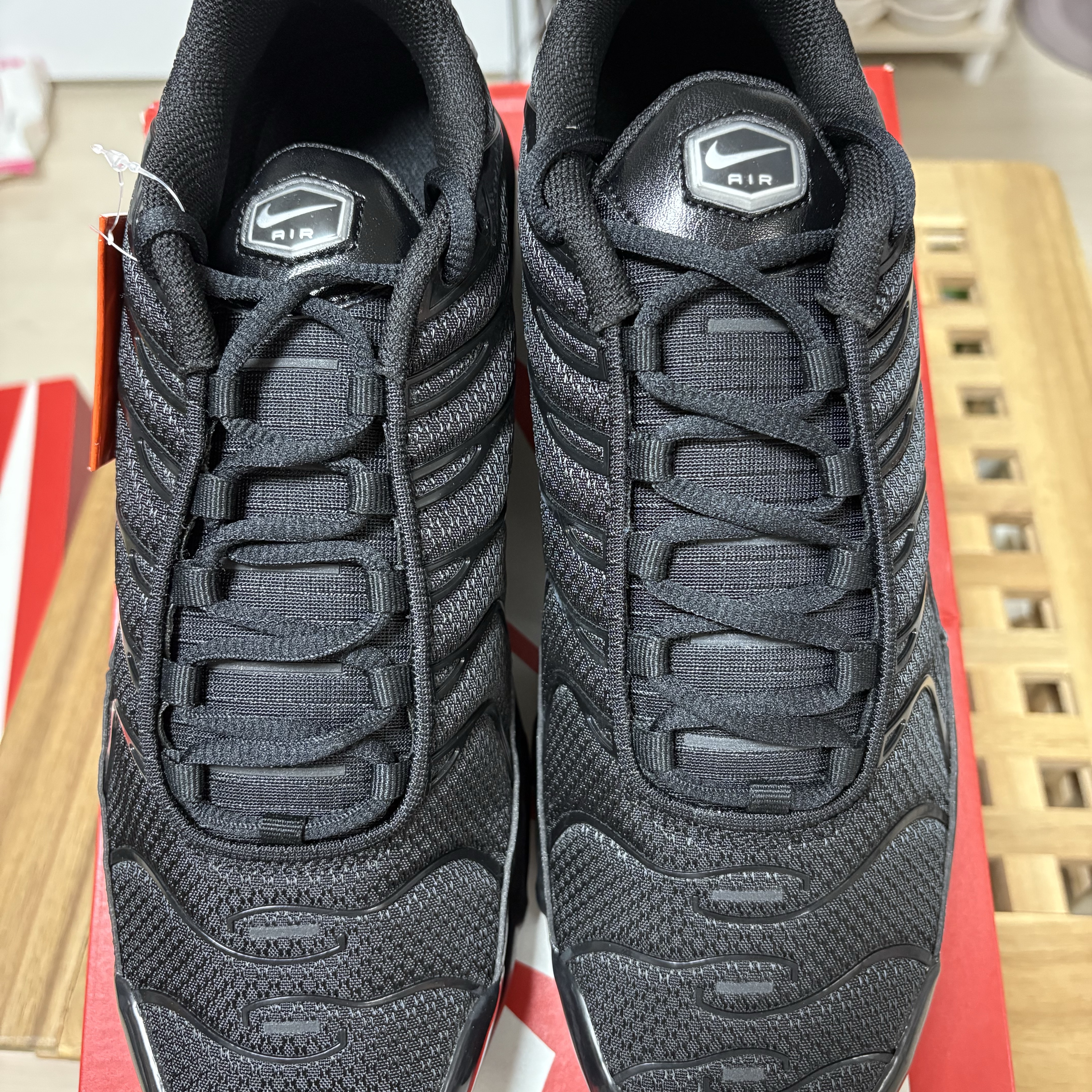 Nike Air Max Plus Triple Black 착용 스타일 - 4
