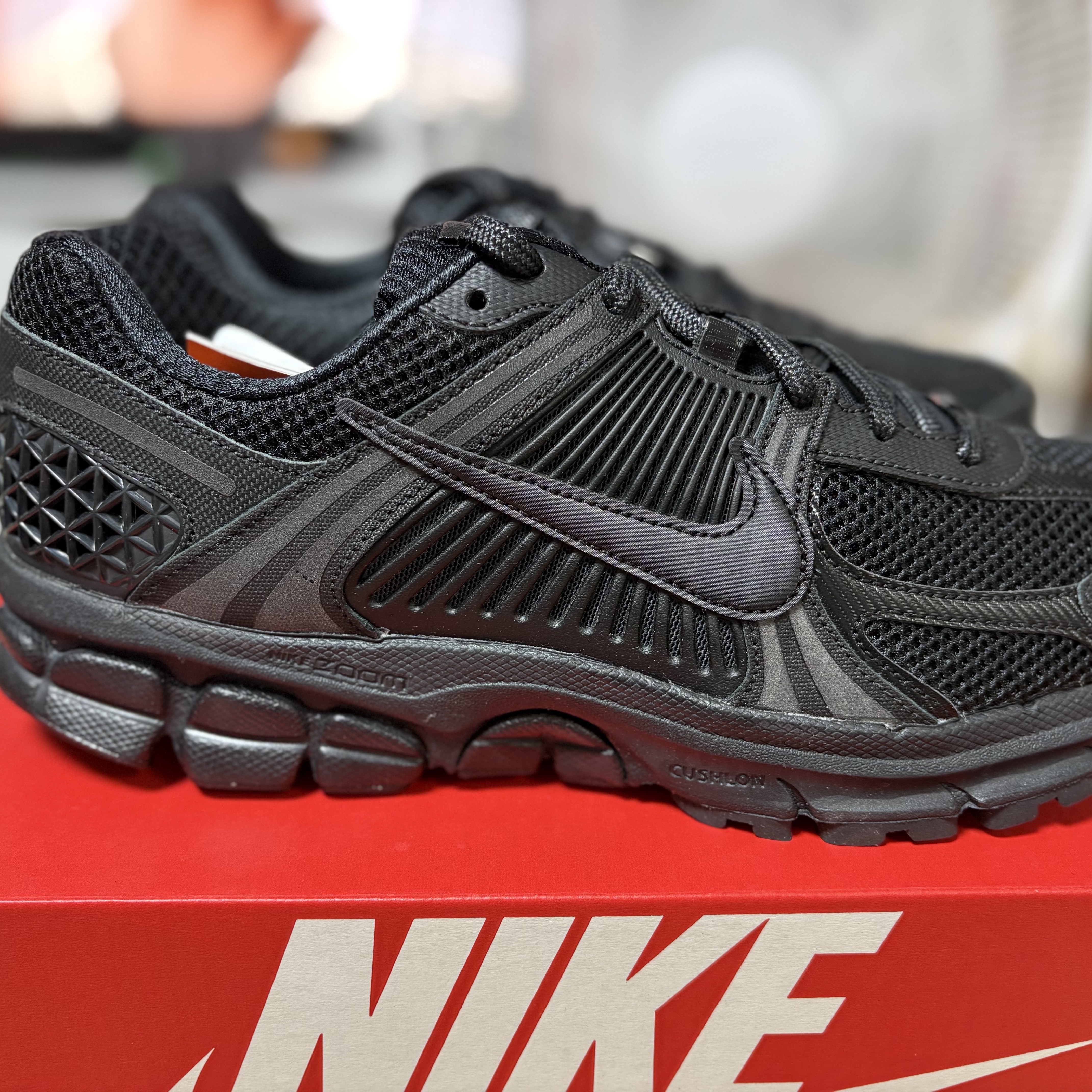 Nike Zoom Vomero 5 SP Black 착용 스타일 - 3