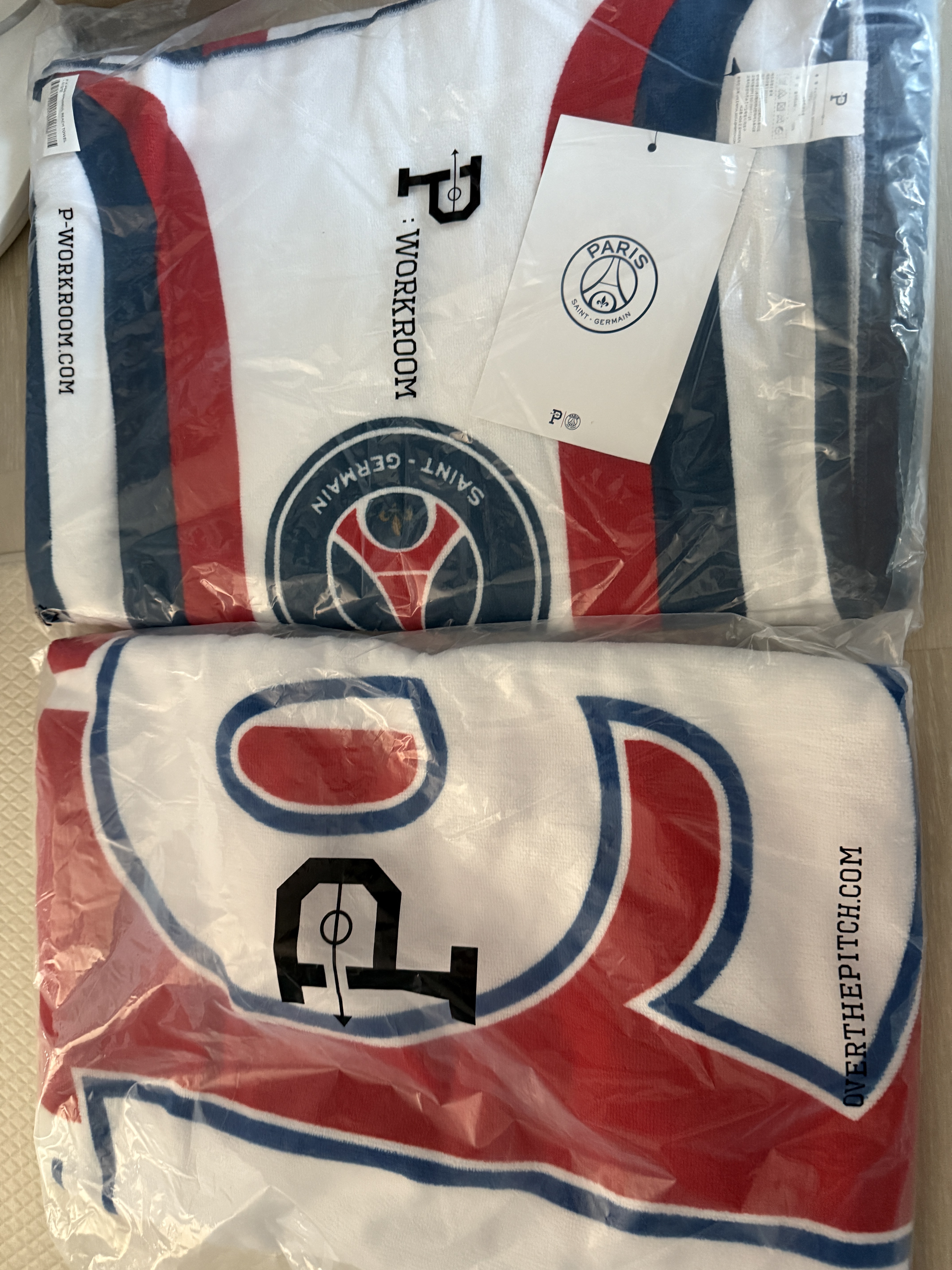 Over The Pitch P X PSG CLASSIC BEACH TOWEL 이강인, Over The Pitch P X PSG HANGEUL BEACH TOWEL 착용 스타일