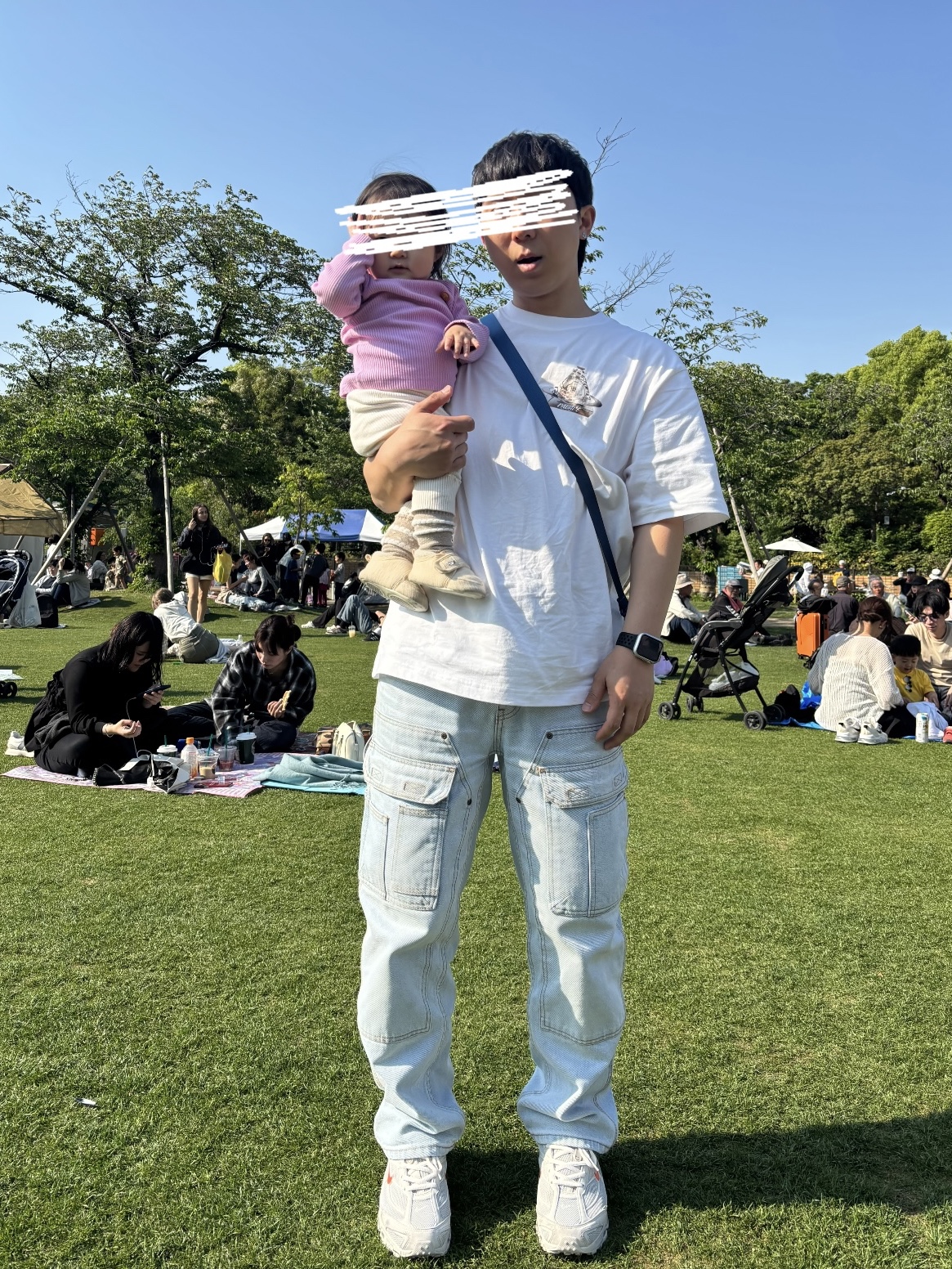 Palace x Vivienne Westwood T-Shirt White - 24FW, Supreme Double Knee Denim Utility Pants Washed Blue - 22SS 착용 스타일 - 3