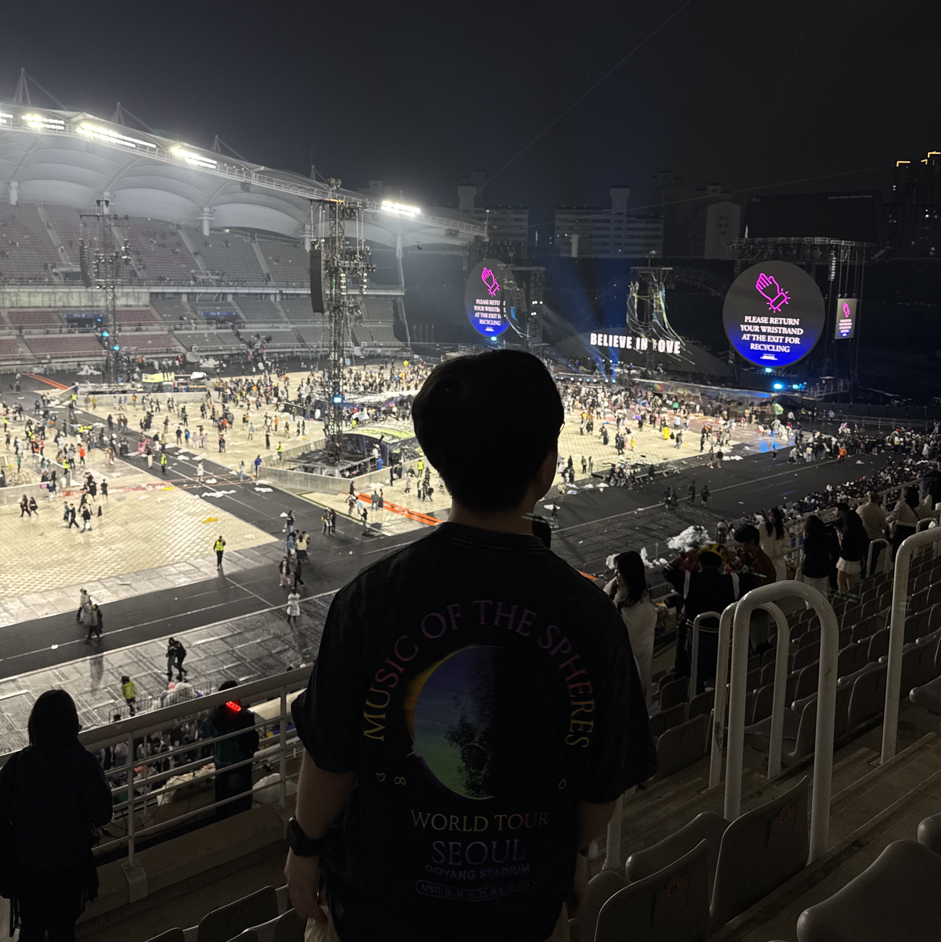 Coldplay T-Shirt Charcoal - The Hyundai Seoul Exclusive 착용 스타일