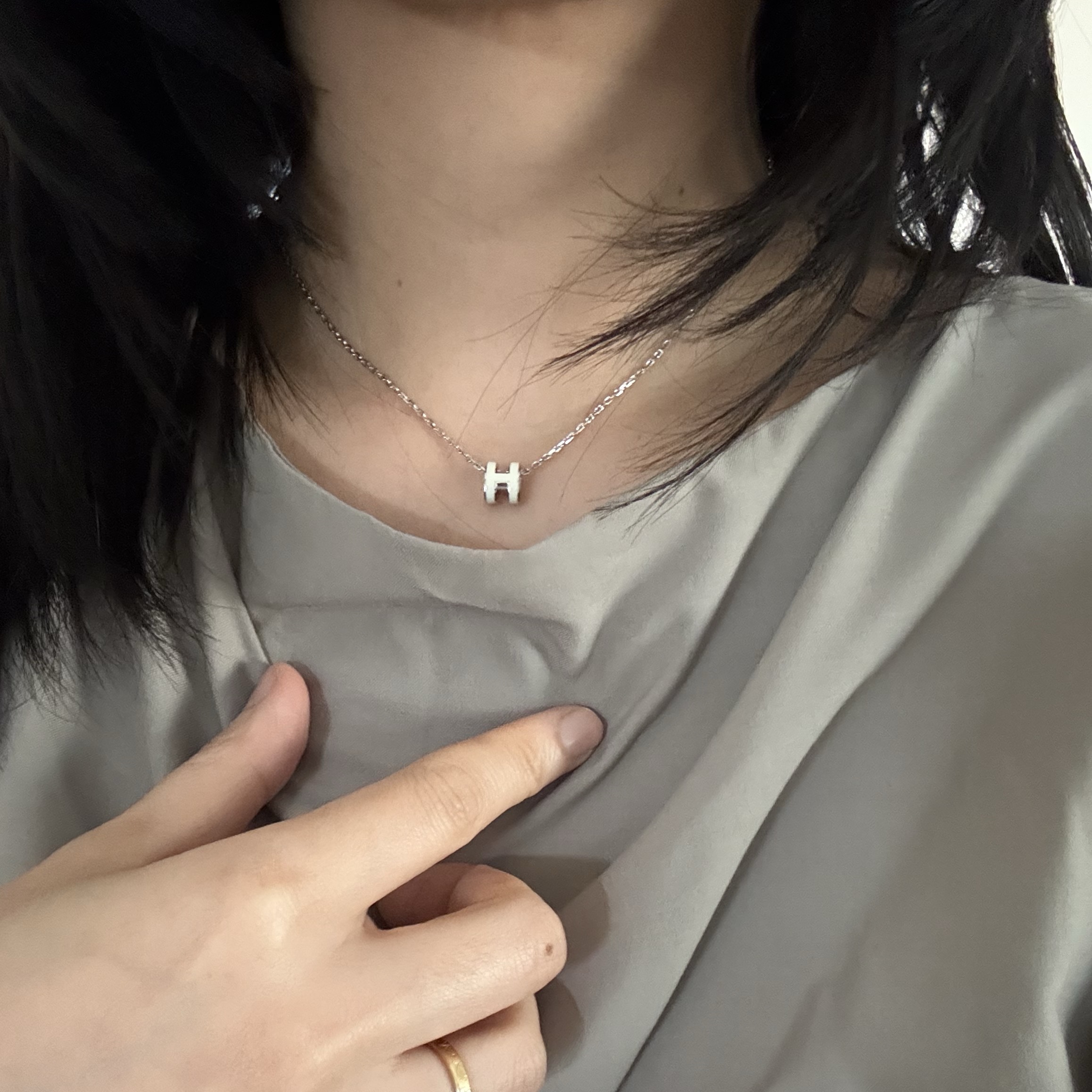 (W) Hermes Mini Pop H Pendant Palladium & Blanc 착용 스타일 - 2