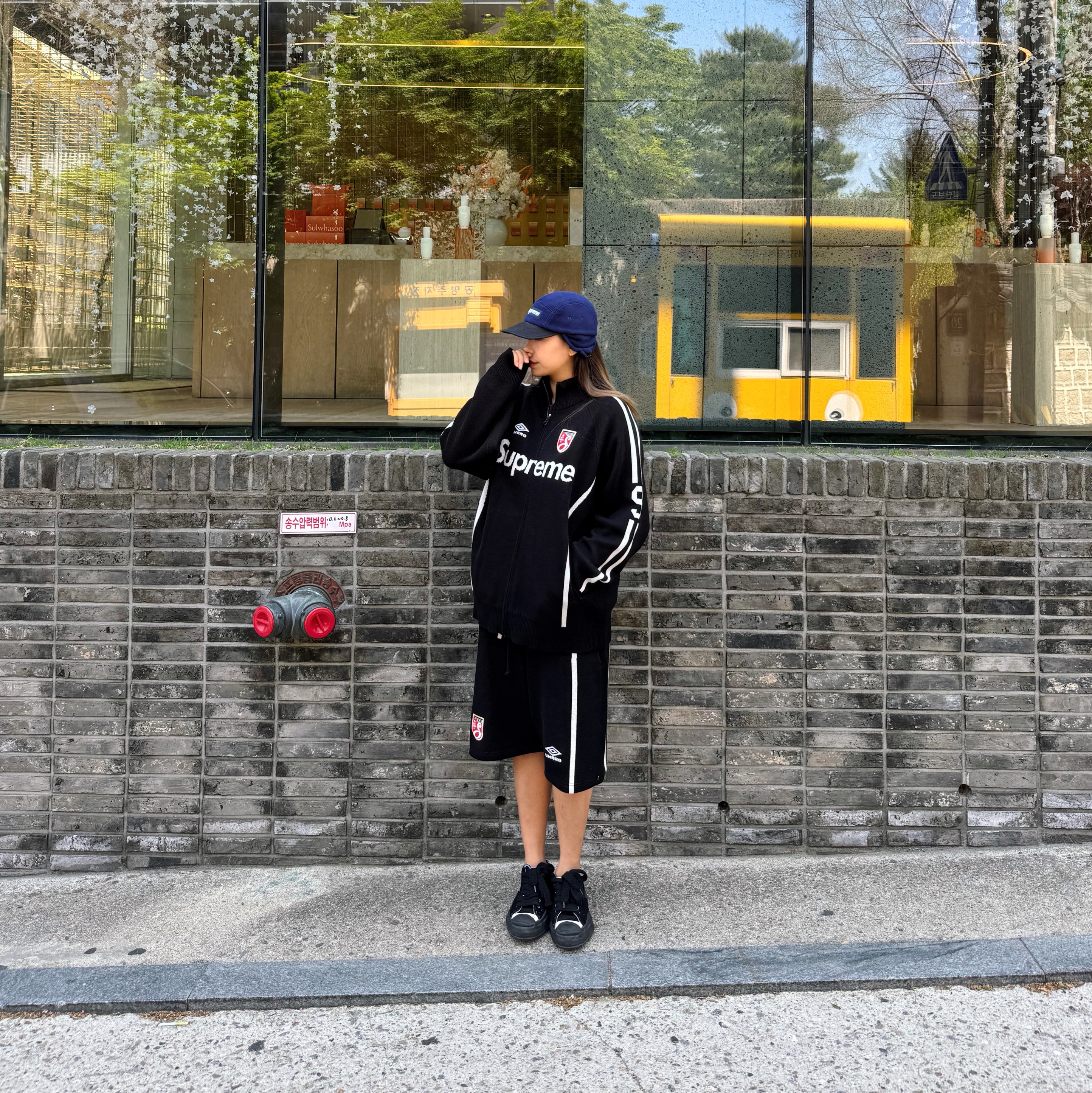 Supreme x Umbro Zip Up Sweater Black - 25SS, Supreme x Umbro Knit Soccer Shorts Black - 25SS 착용 스타일