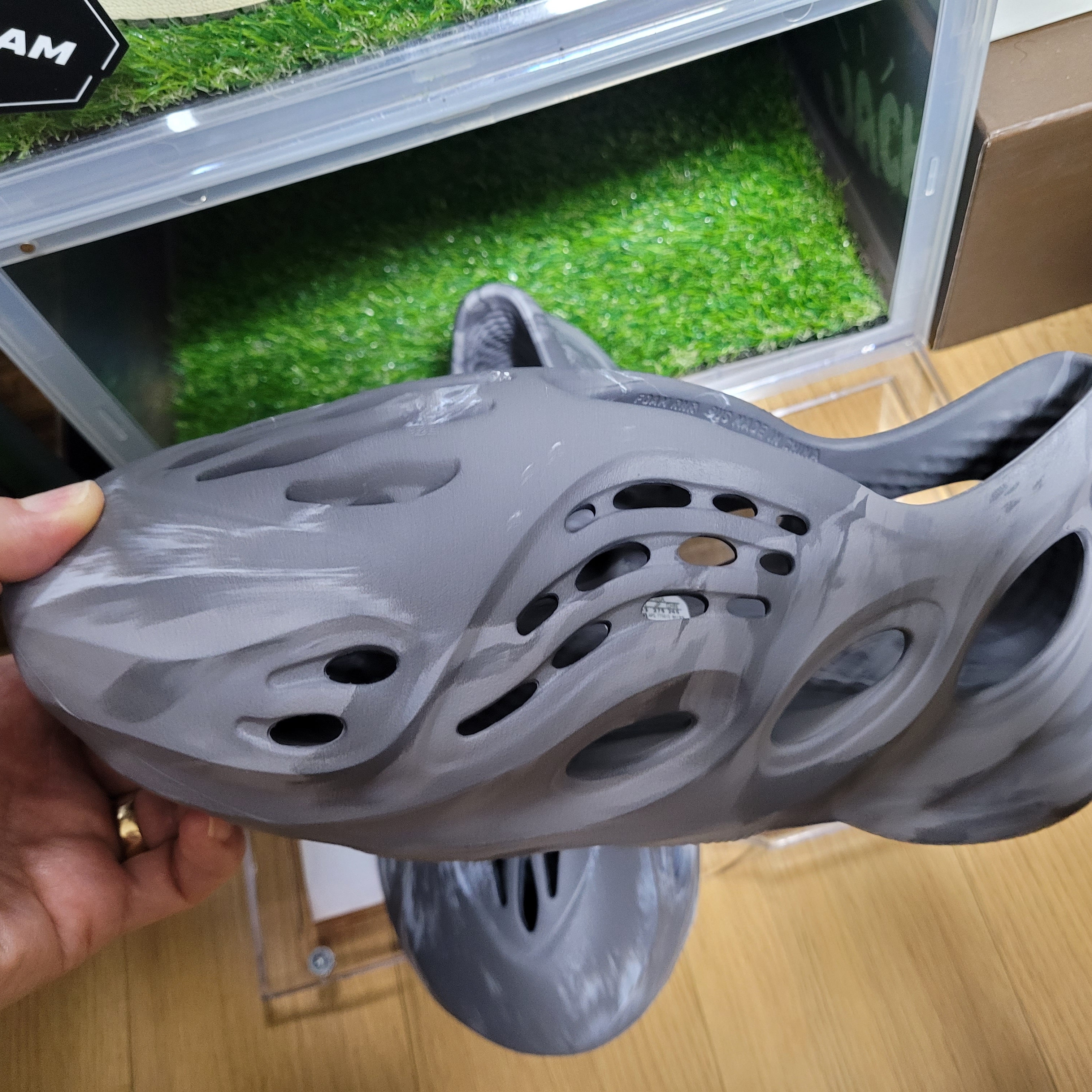 Adidas Yeezy Foam RNNR MX Granite 착용 스타일 - 2