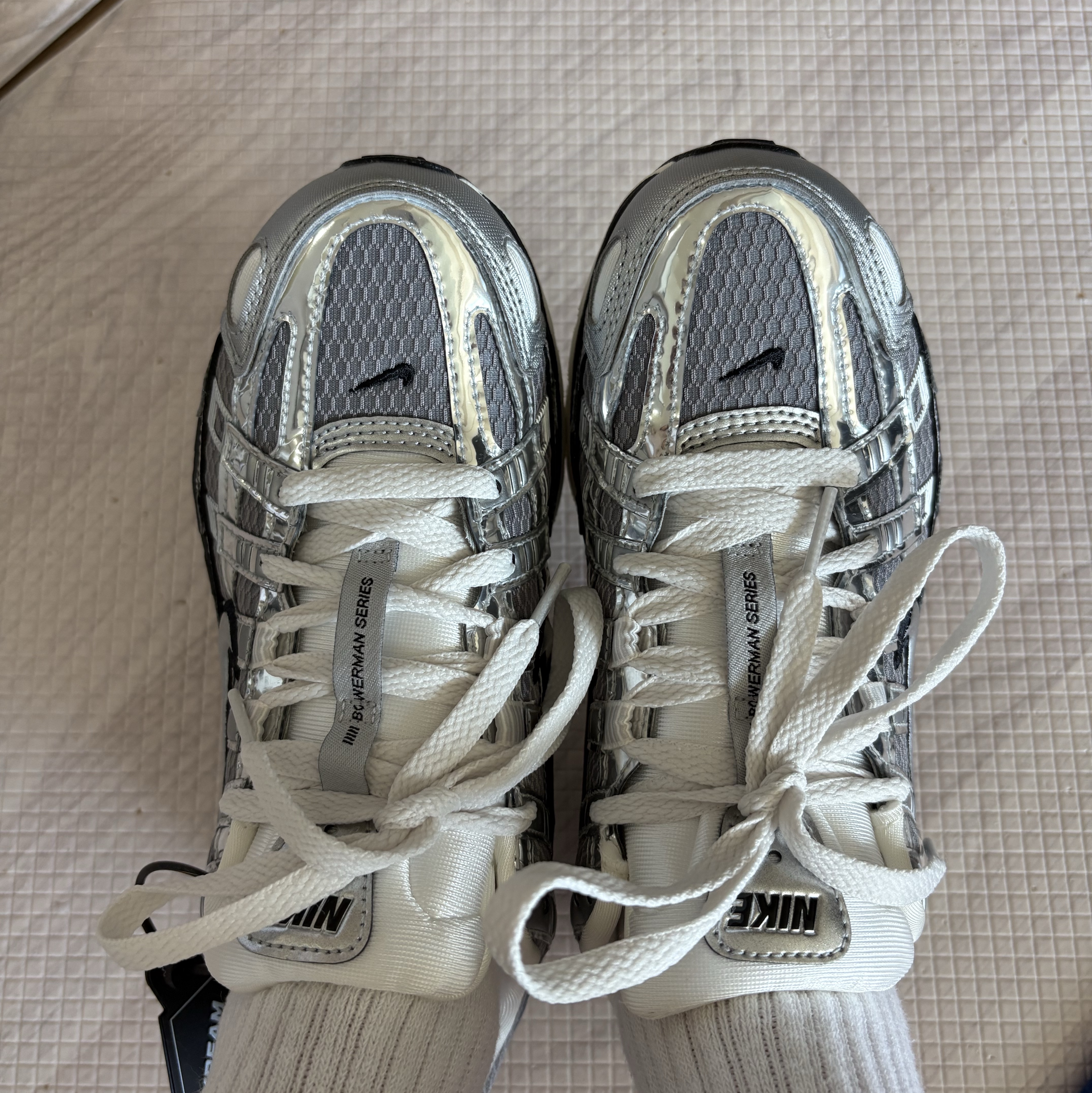 Nike P-6000 Metallic Silver 착용 스타일 - 1