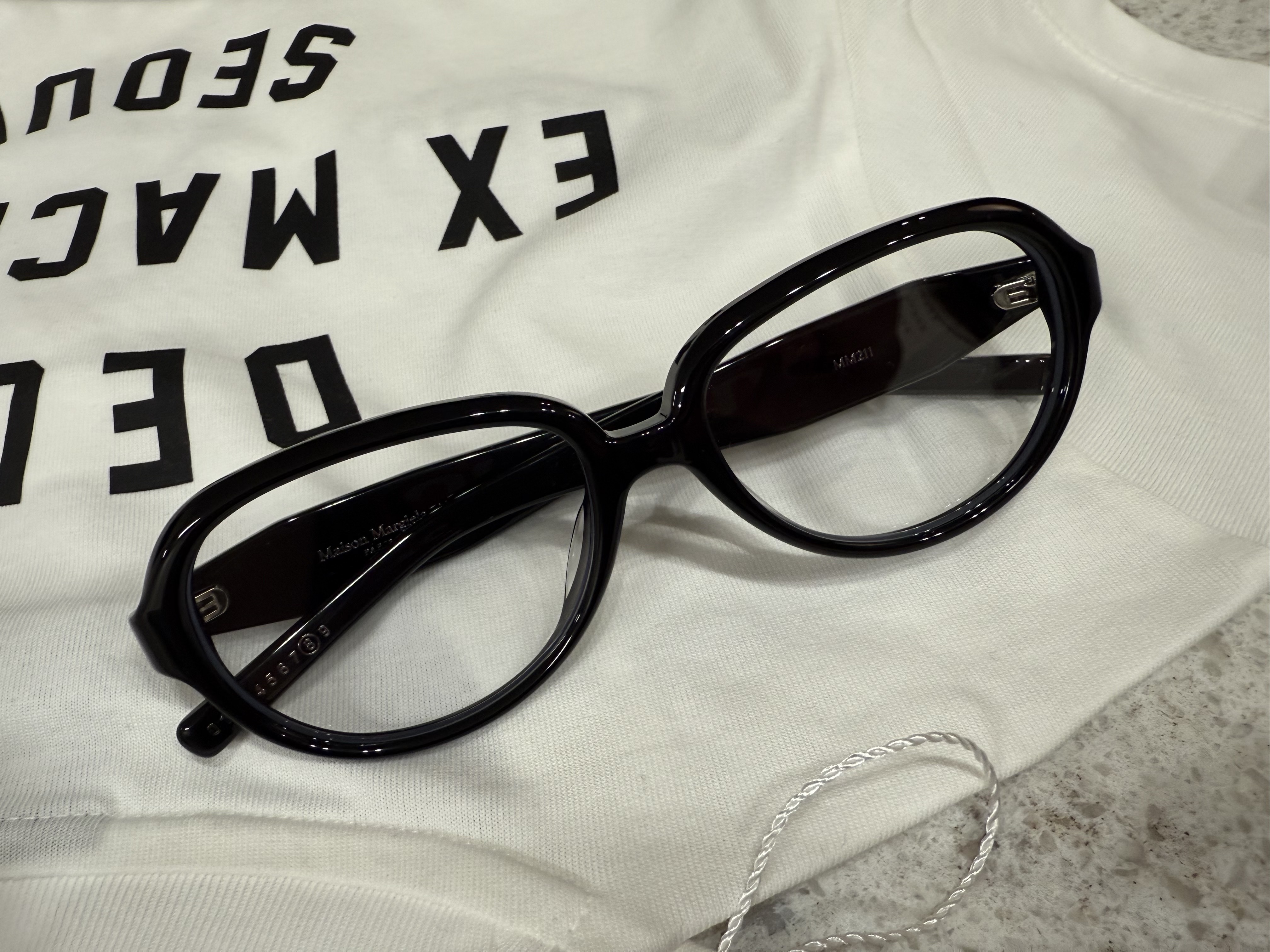 Gentle Monster x Maison Margiela MM211 Black Clear 착용 스타일 - 3