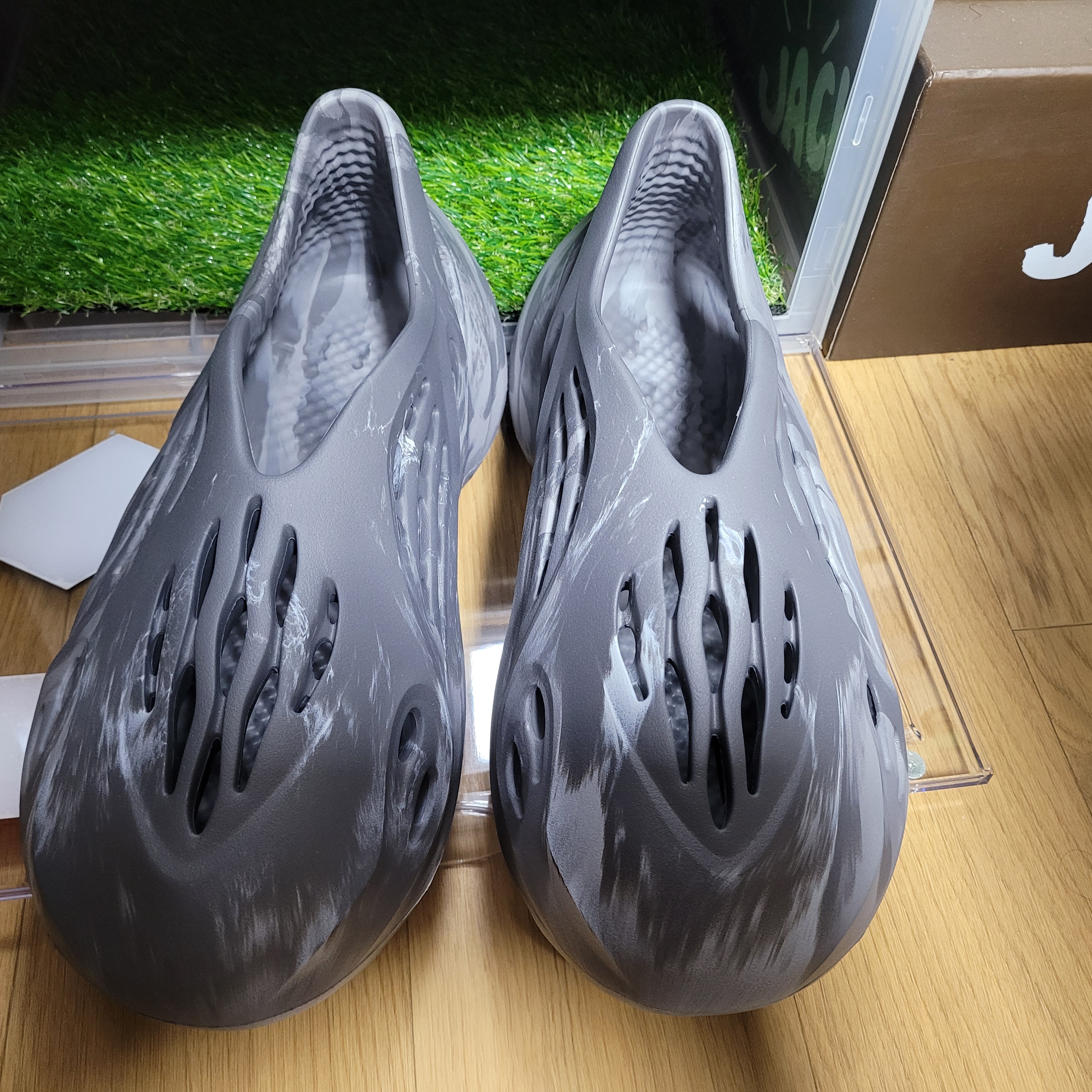 Adidas Yeezy Foam RNNR MX Granite 착용 스타일 - 1