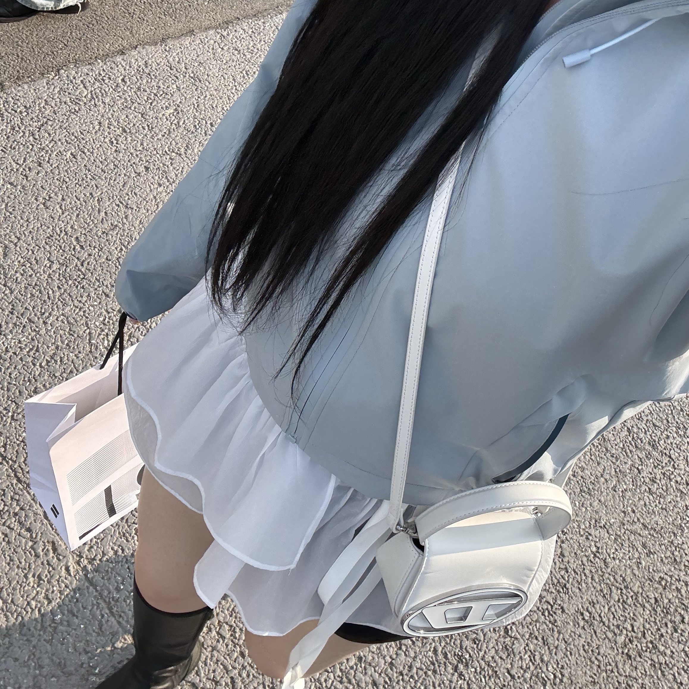 OJOS Paneled Crop Shell Jacket Stone Blue, Diesel 1DR Mini Bag Plaque White 착용 스타일 - 2
