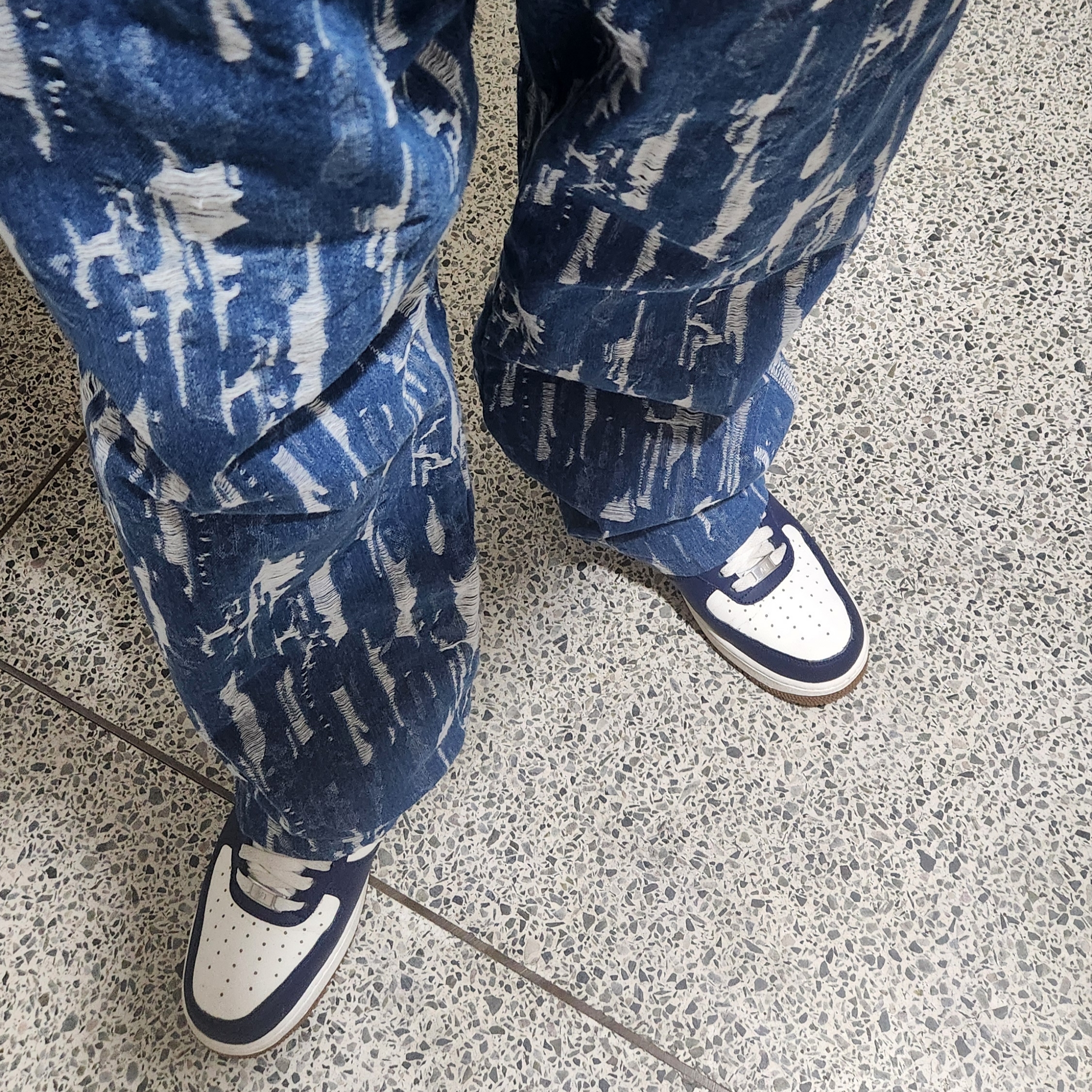 Nike Air Force 1 '07 LV8 Midnight Navy 착용 스타일