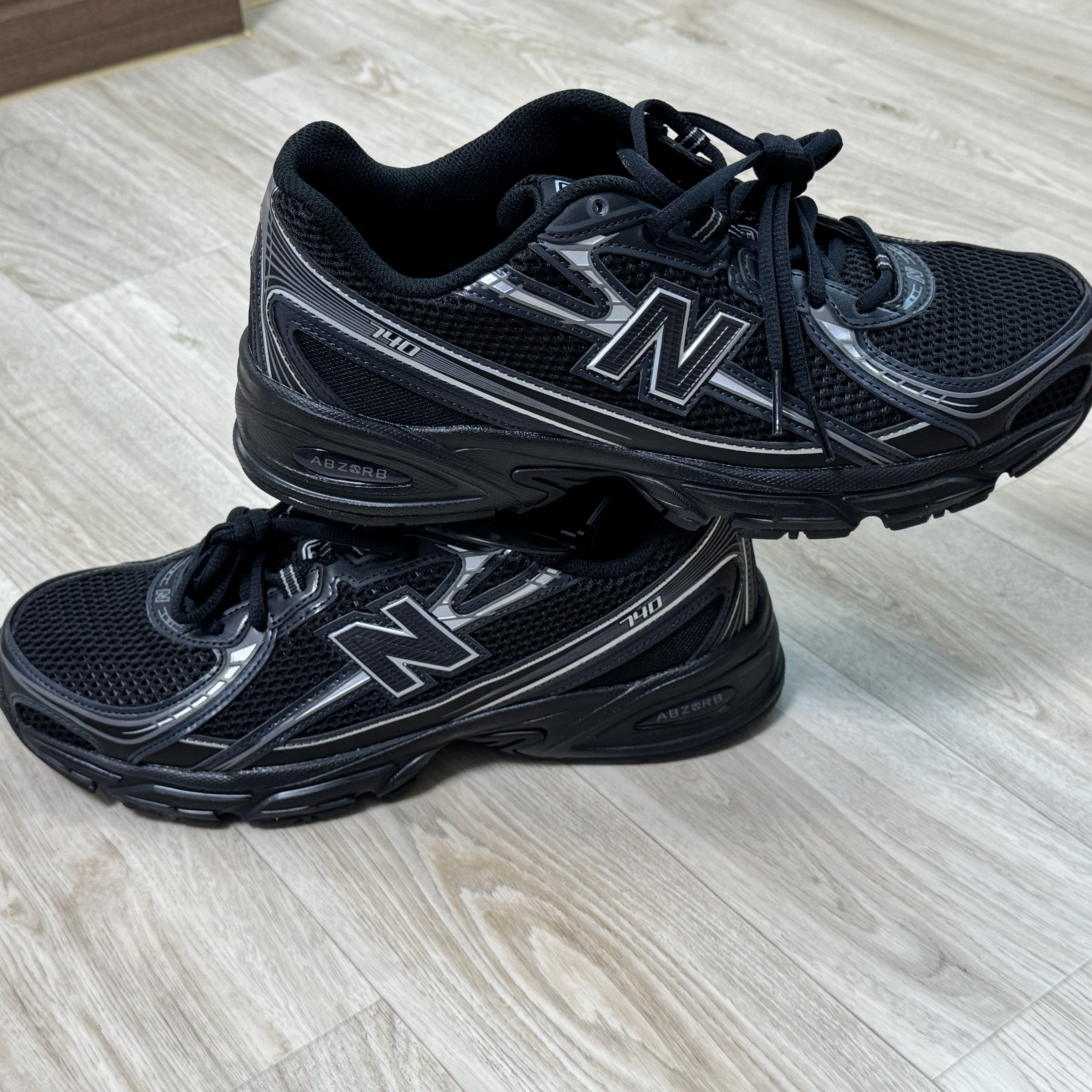 New Balance 740v2 Black Silver Metallic 착용 스타일 - 2