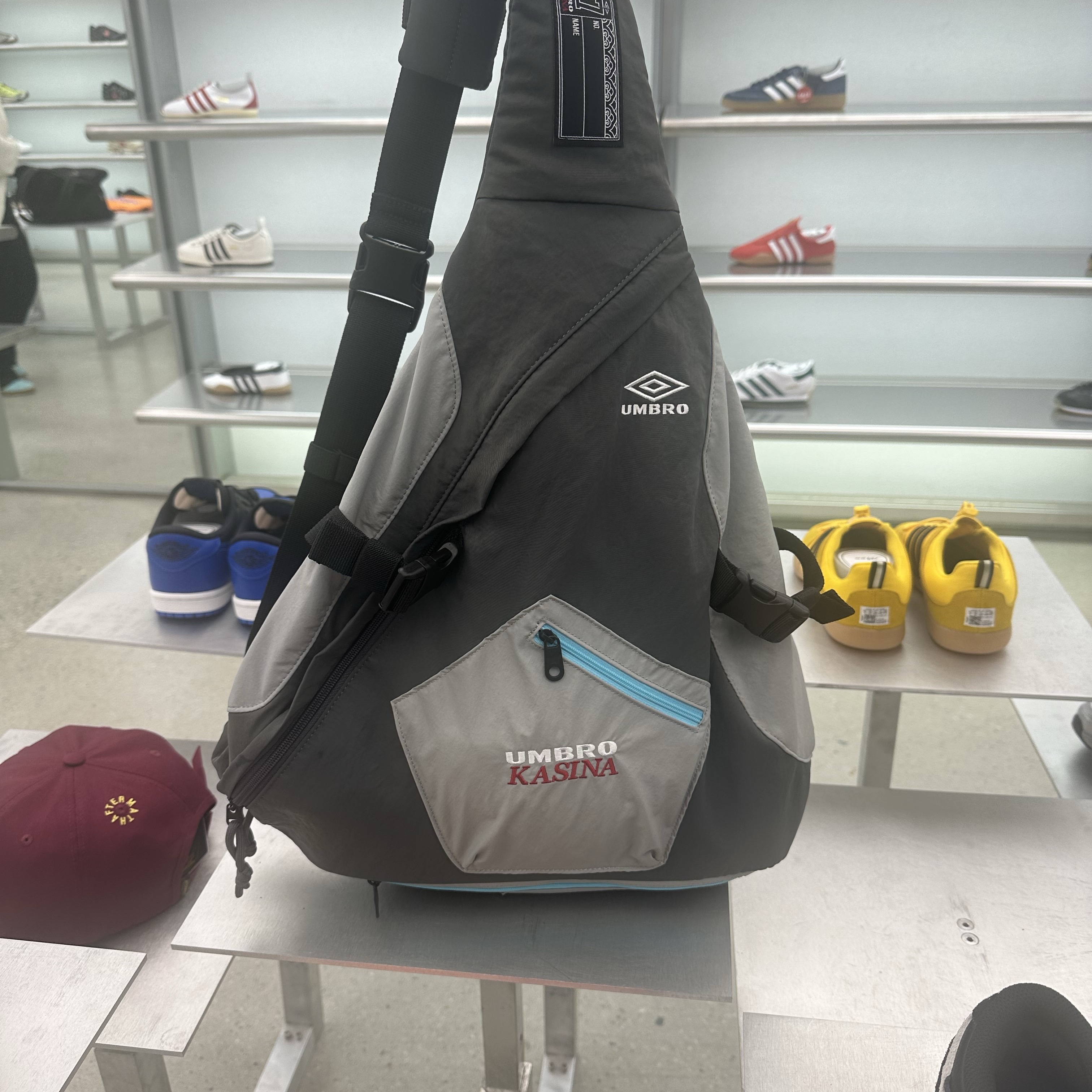 Nike ACG Dri-Fit UV Devastation Trail Shirt Black Summit White - Asia, Umbro x Kasina Sling Bag Charcoal 착용 스타일 - 3