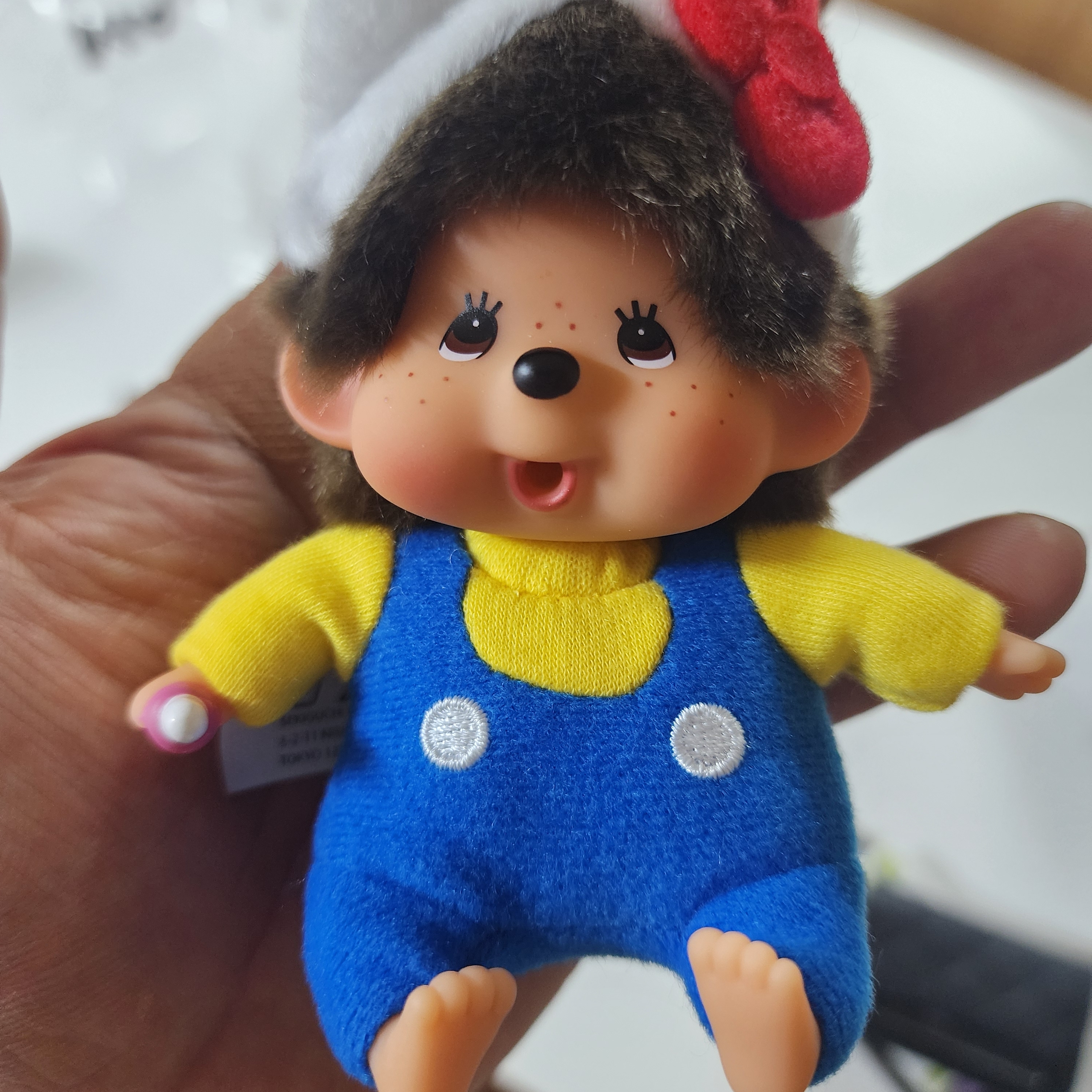 Sanrio Hello Kitty x Monchhichi 50th Anniversary Monchhichi Holder 착용 스타일 - 3