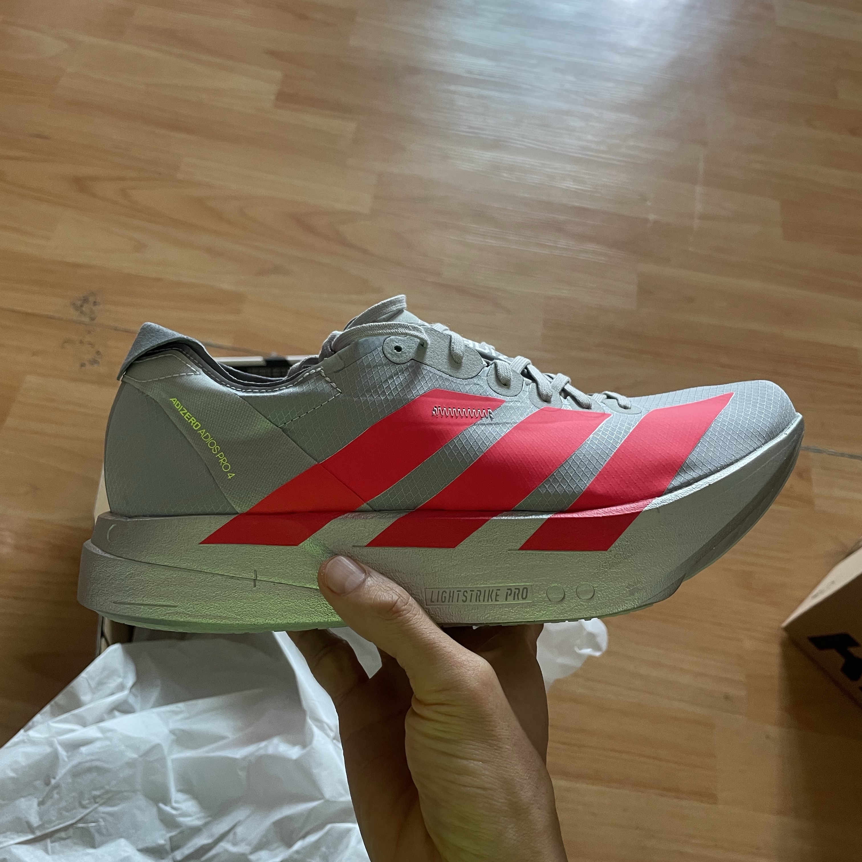 Adidas Adizero Adios Pro 4 Silver Metallic Lucid Red 착용 스타일 - 2