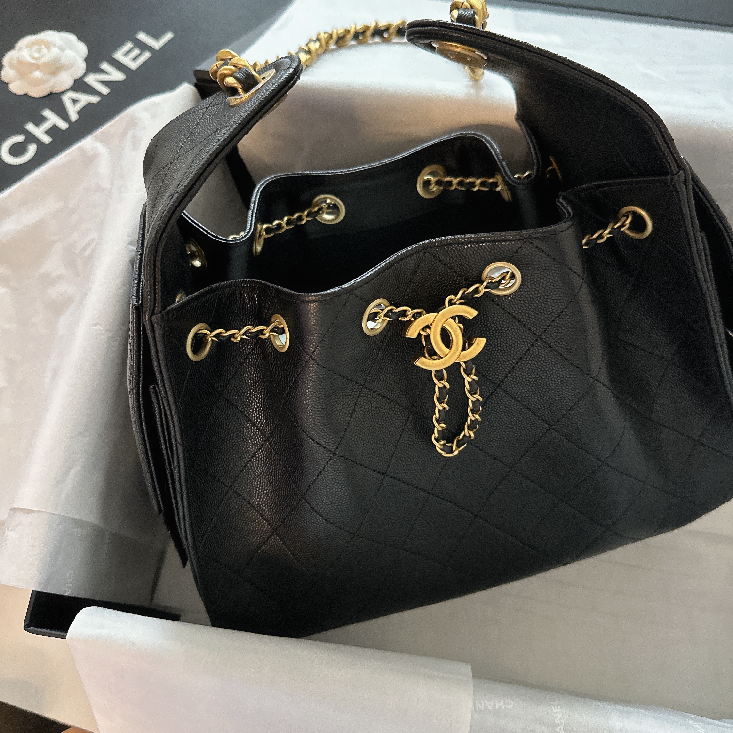 Chanel 25 Small Handbag Grained Calfskin & Gold Black 착용 스타일
