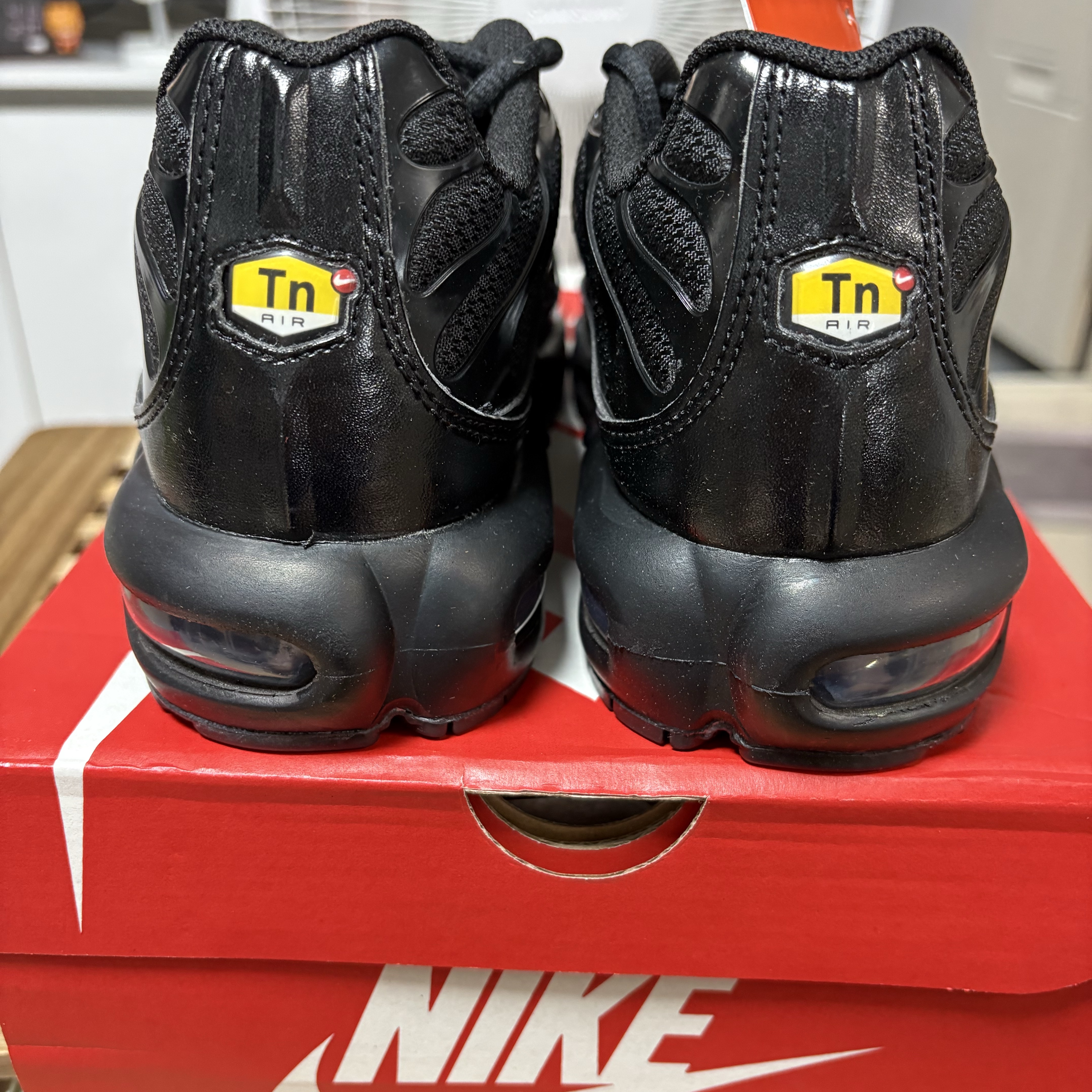 Nike Air Max Plus Triple Black 착용 스타일 - 5