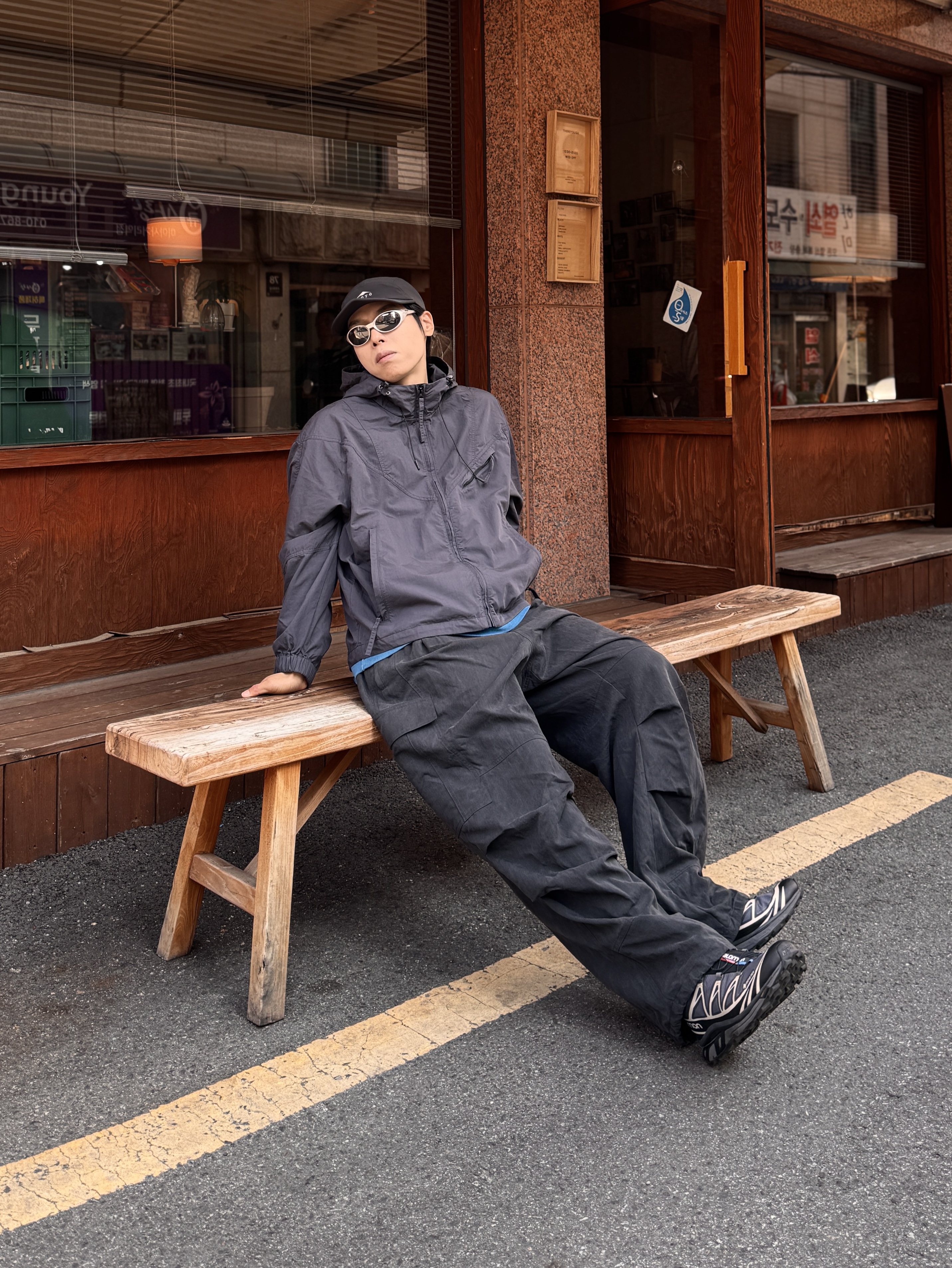 Oakley Eye Jacket Redux Silver Frame Prizm Black Polarized Lenses High Bridge Fit, Salomon XT-6 Gore-Tex Black Ebony 착용 스타일 - 2