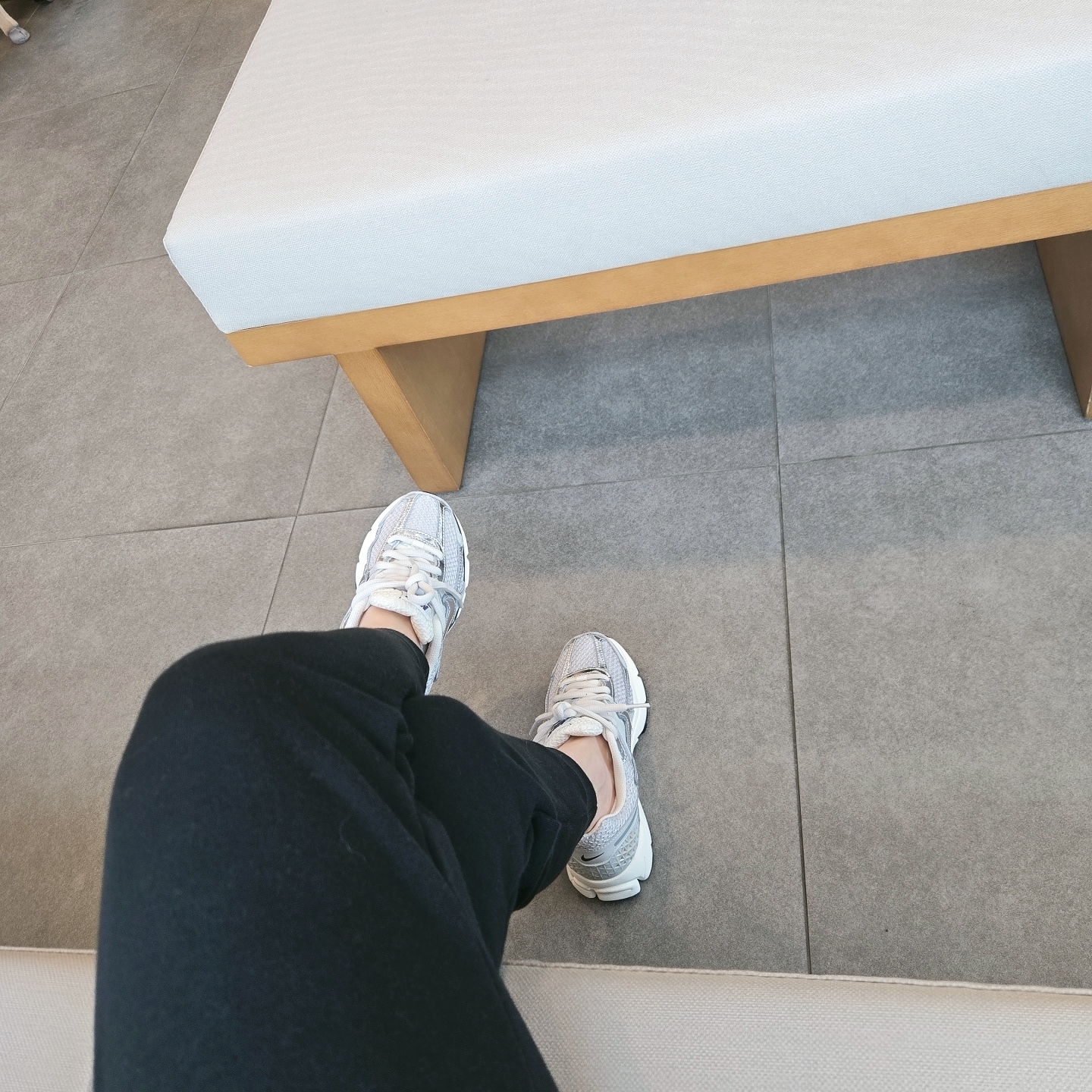 (W) Nike Zoom Vomero 5 Photon Dust and Metallic Silver 착용 스타일