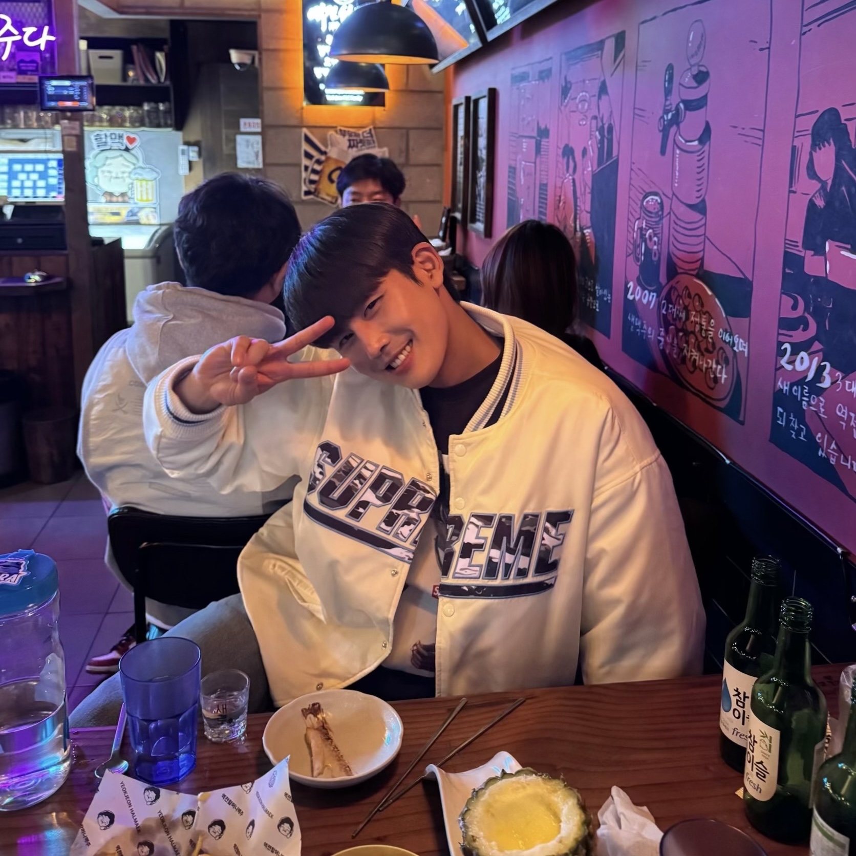 Supreme Mitchell & Ness Camo Logo Varsity Jacket White - 25SS, Supreme NBA Youngboy T-Shirt Black - 23FW 착용 스타일
