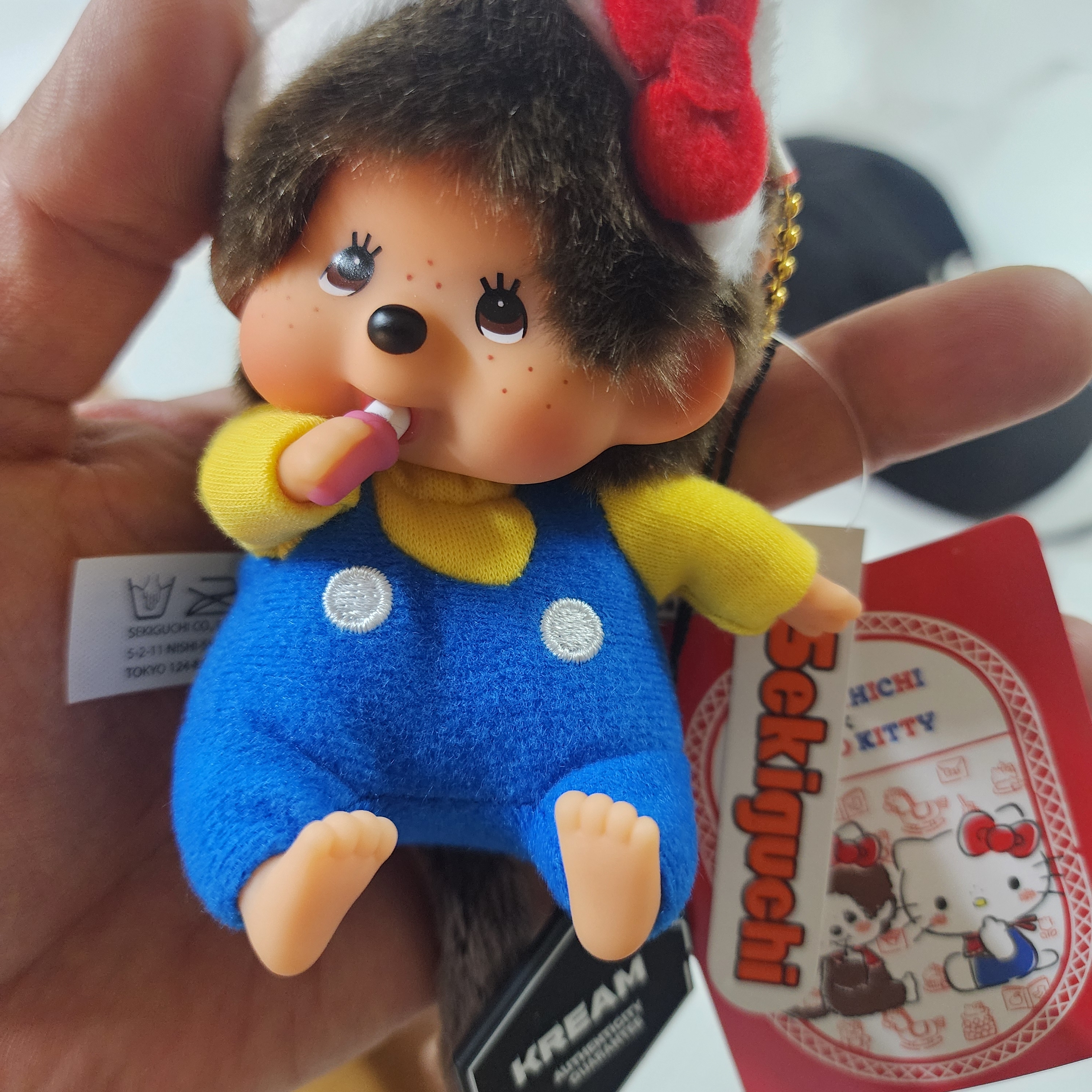 Sanrio Hello Kitty x Monchhichi 50th Anniversary Monchhichi Holder 착용 스타일 - 2