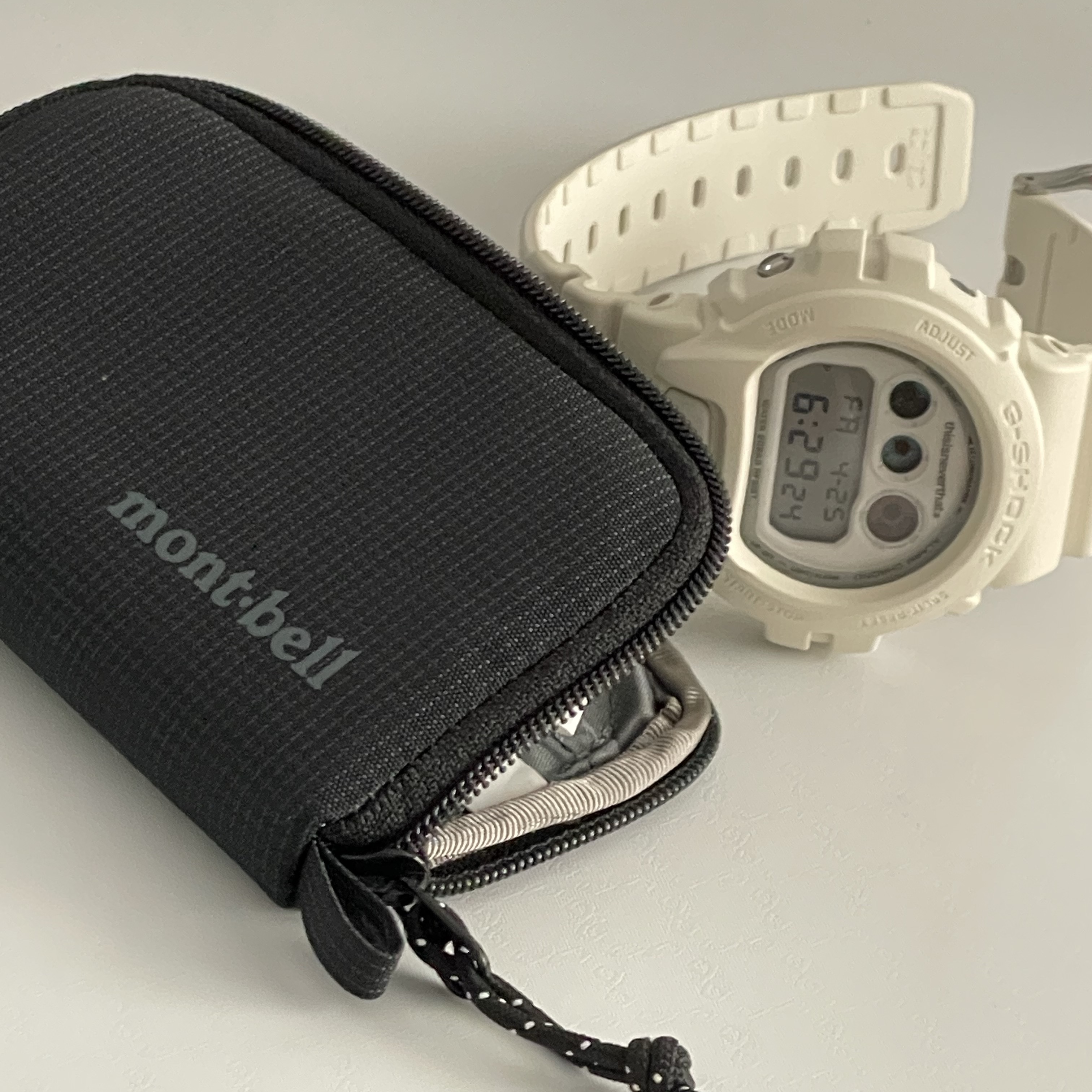 Montbell Mini Zip Wallet Black, Casio G-Shock x Thisisneverthat DW-6900TNT24-7DF Ivory 착용 스타일