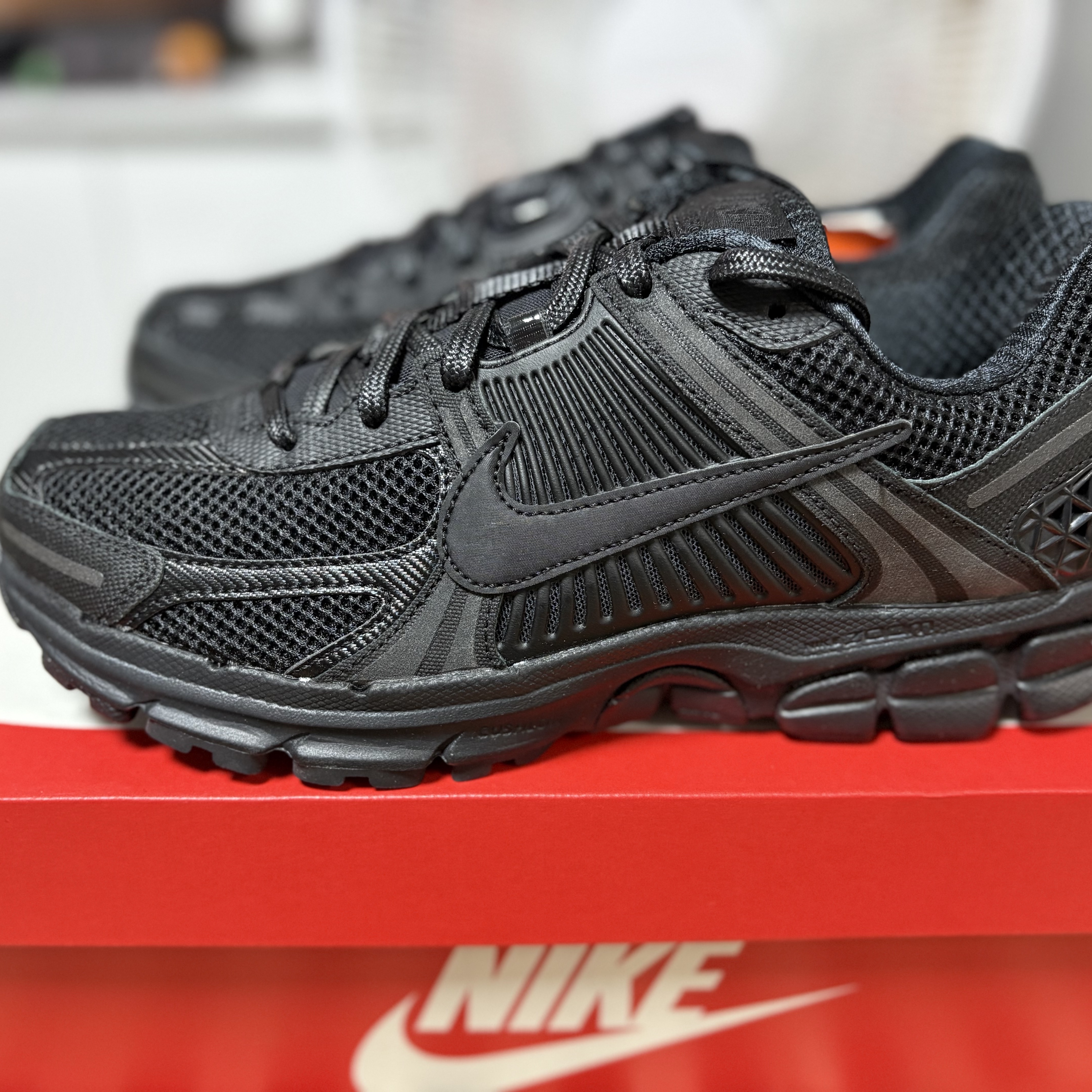 Nike Zoom Vomero 5 SP Black 착용 스타일 - 1