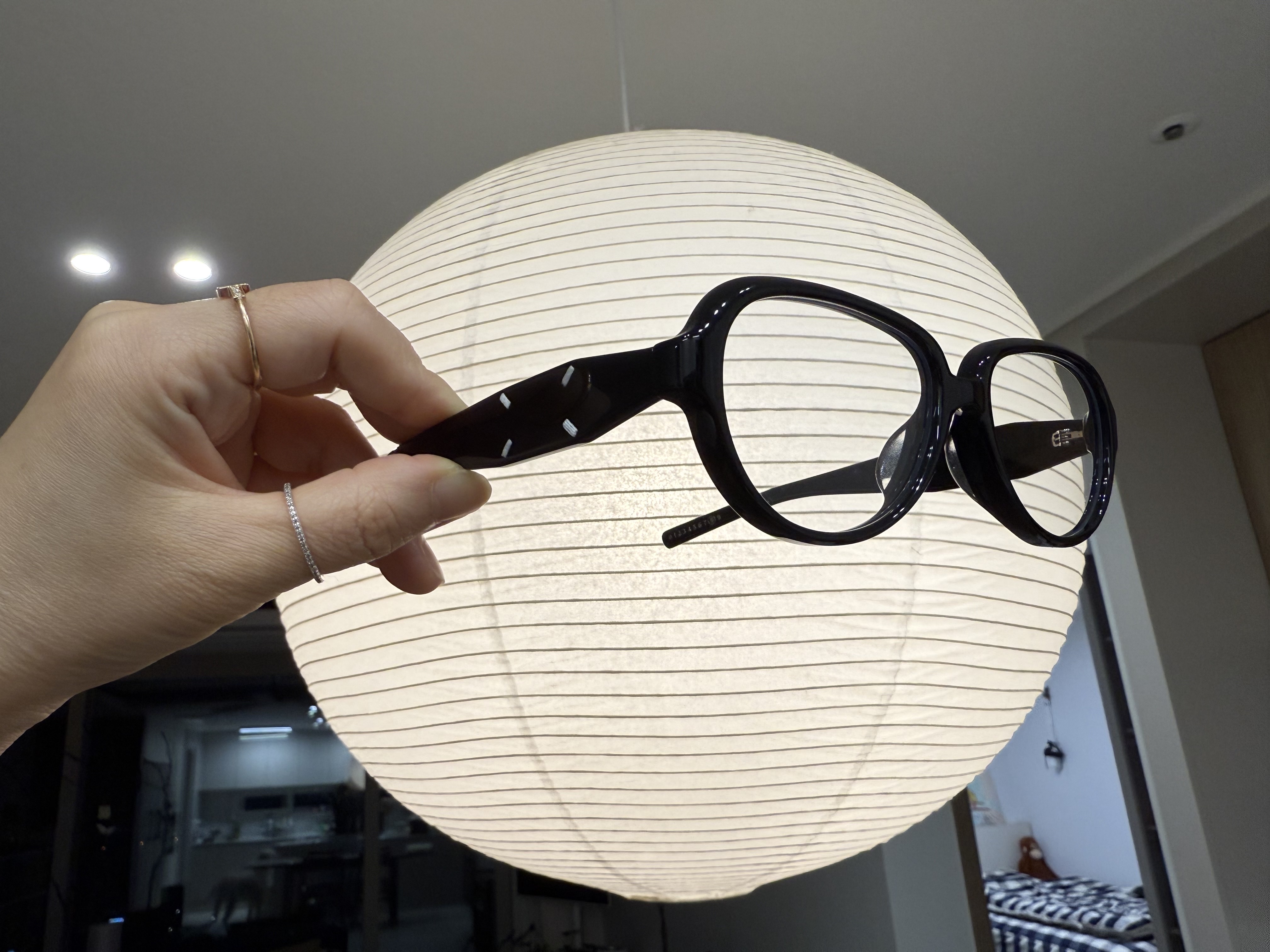 Gentle Monster x Maison Margiela MM211 Black Clear 착용 스타일 - 1