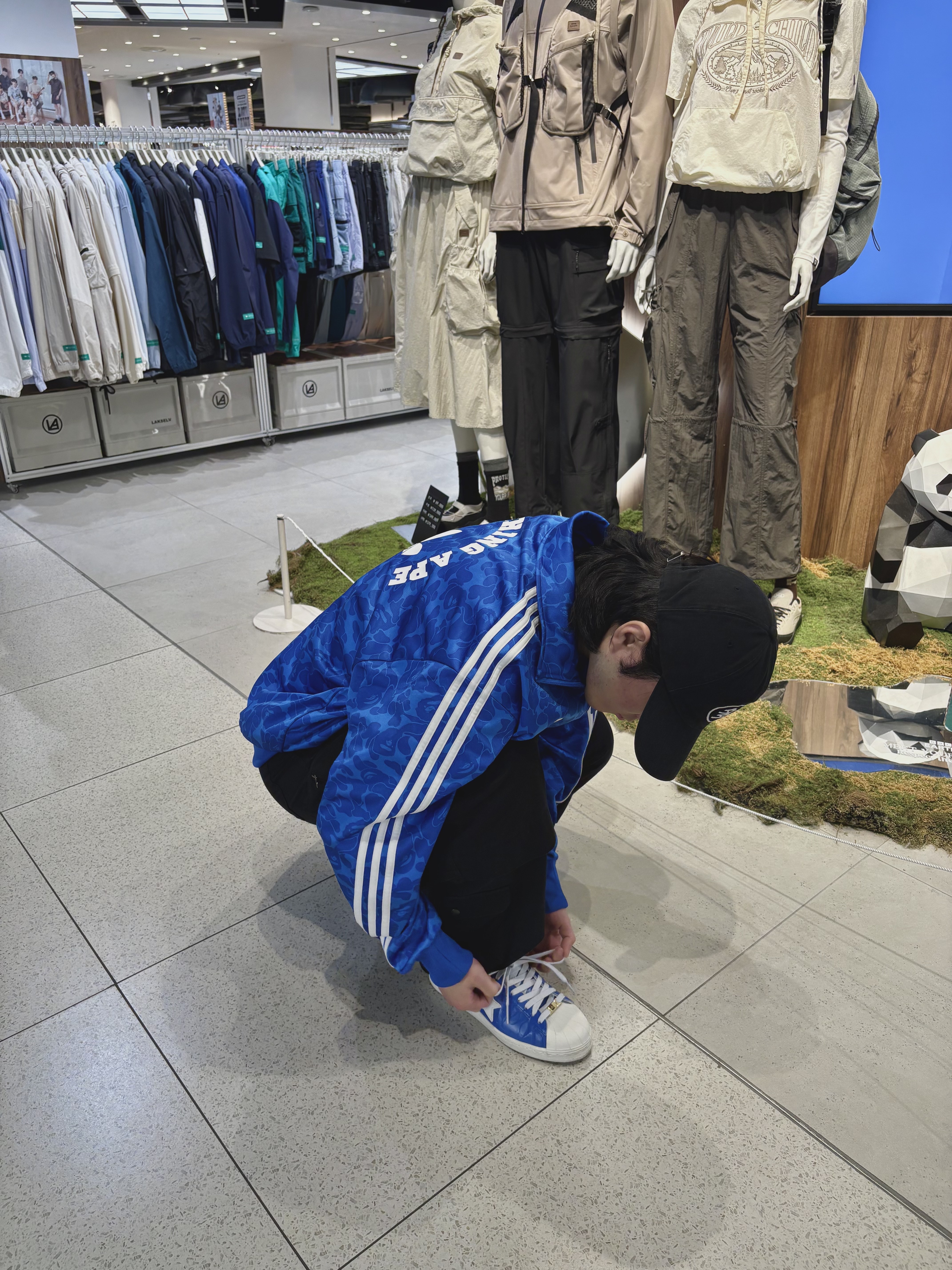 Dada Logo Cap Black White, Adidas x BAPE Allover Print Track Top Blue - KR Sizing 착용 스타일 - 2