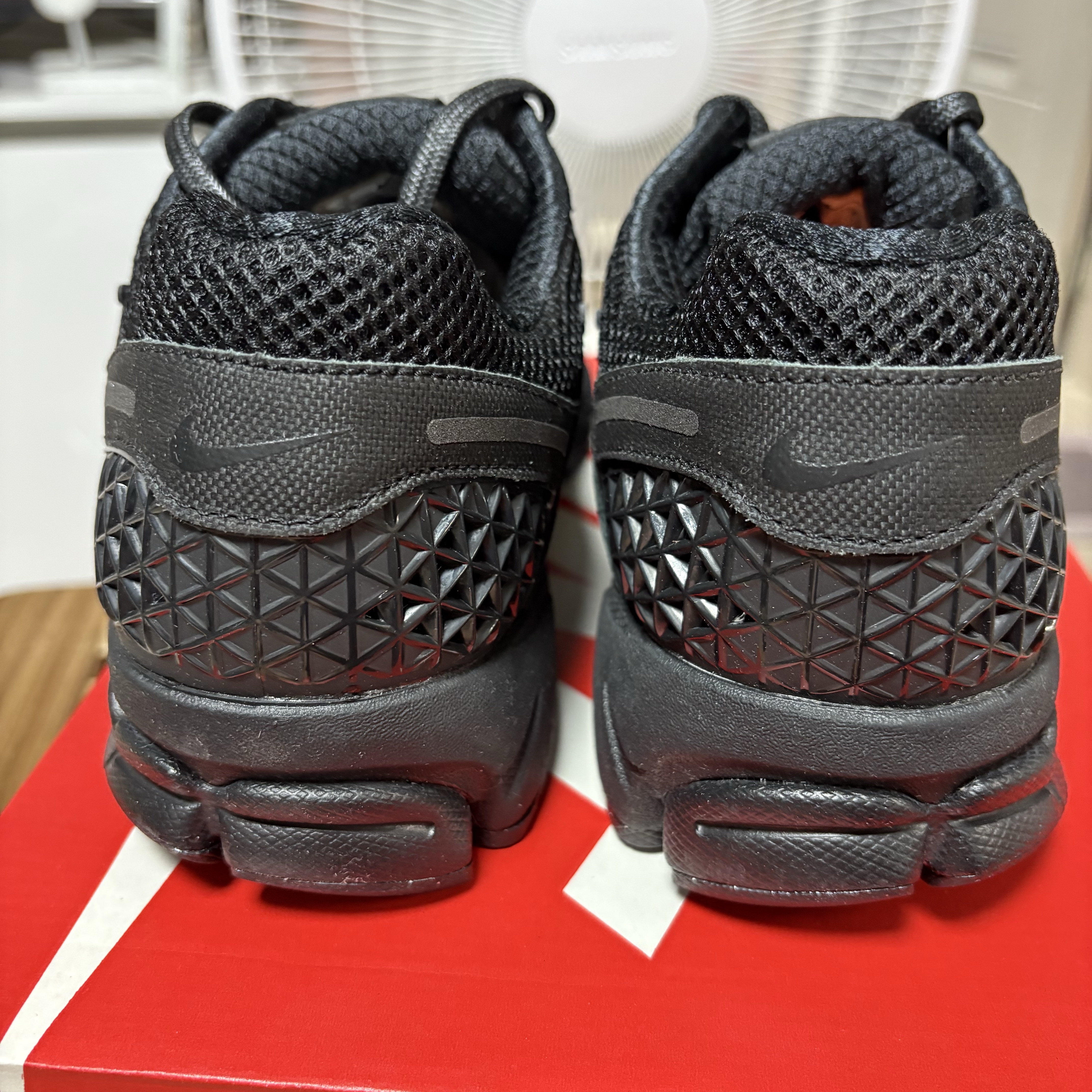 Nike Zoom Vomero 5 SP Black 착용 스타일 - 5