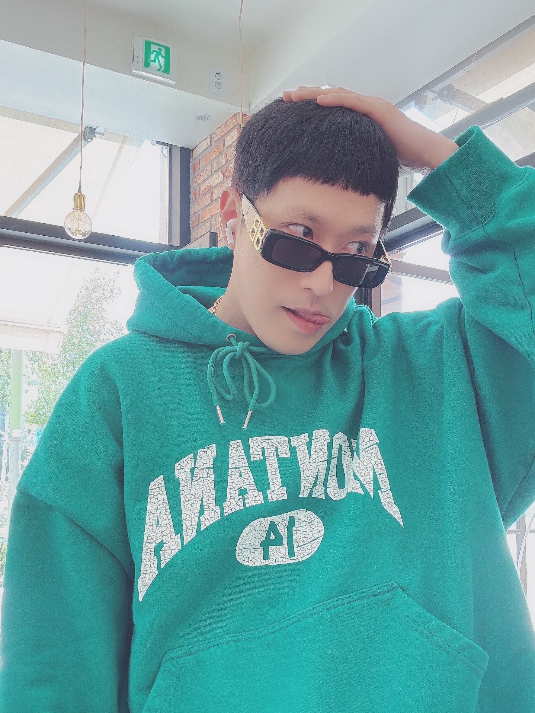 (W) Balenciaga Dynasty Rectangle Sunglasses Black, Louis Vuitton LV Blooming Pendant Gold 착용 스타일 - 5
