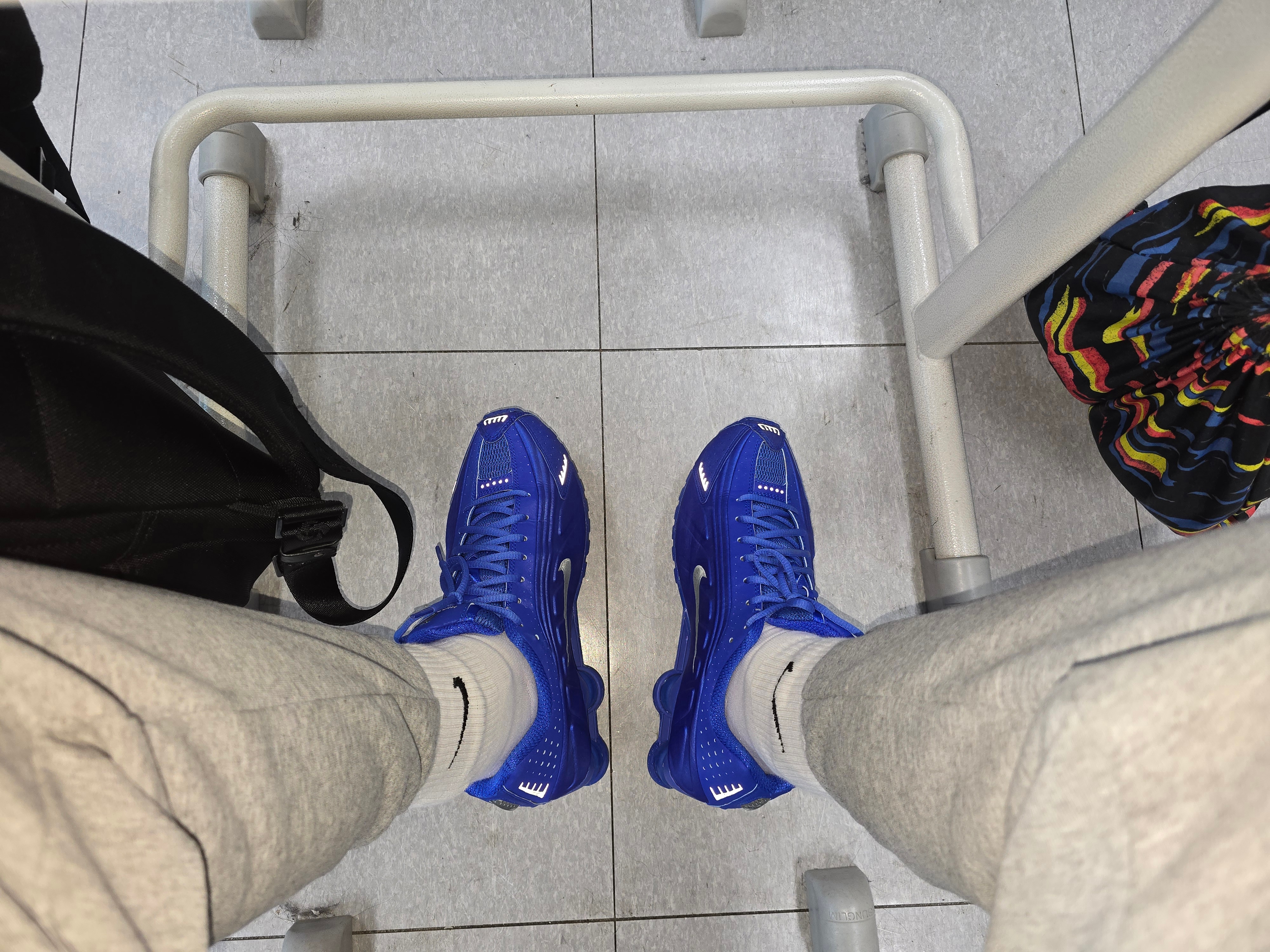 (W) Nike Shox R4 Racer Blue and Metallic Silver, (W) Nike Shox R4 Black 착용 스타일 - 3
