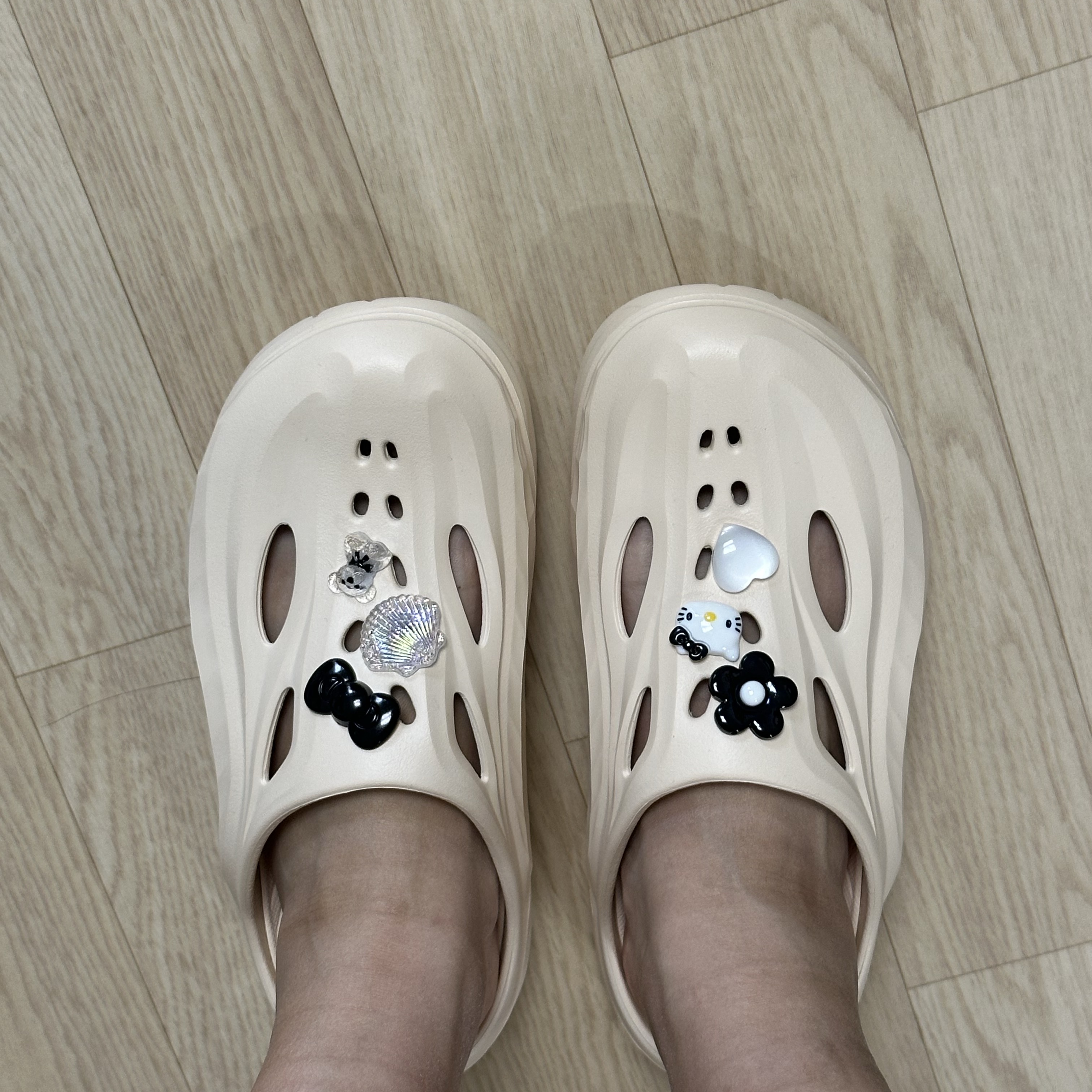 Hoka Ora Recovery Mule Vanilla 착용 스타일