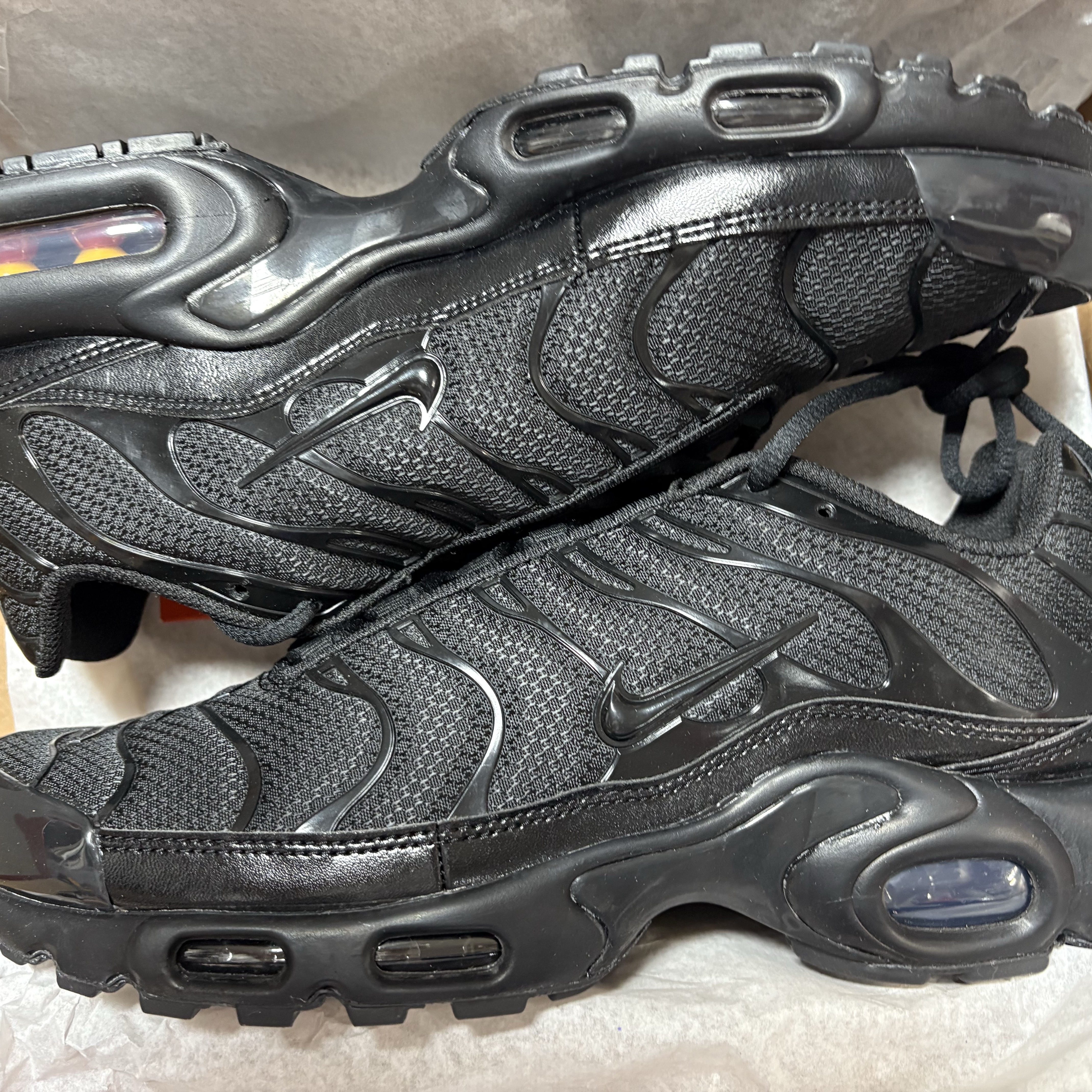 Nike Air Max Plus Triple Black 착용 스타일 - 2