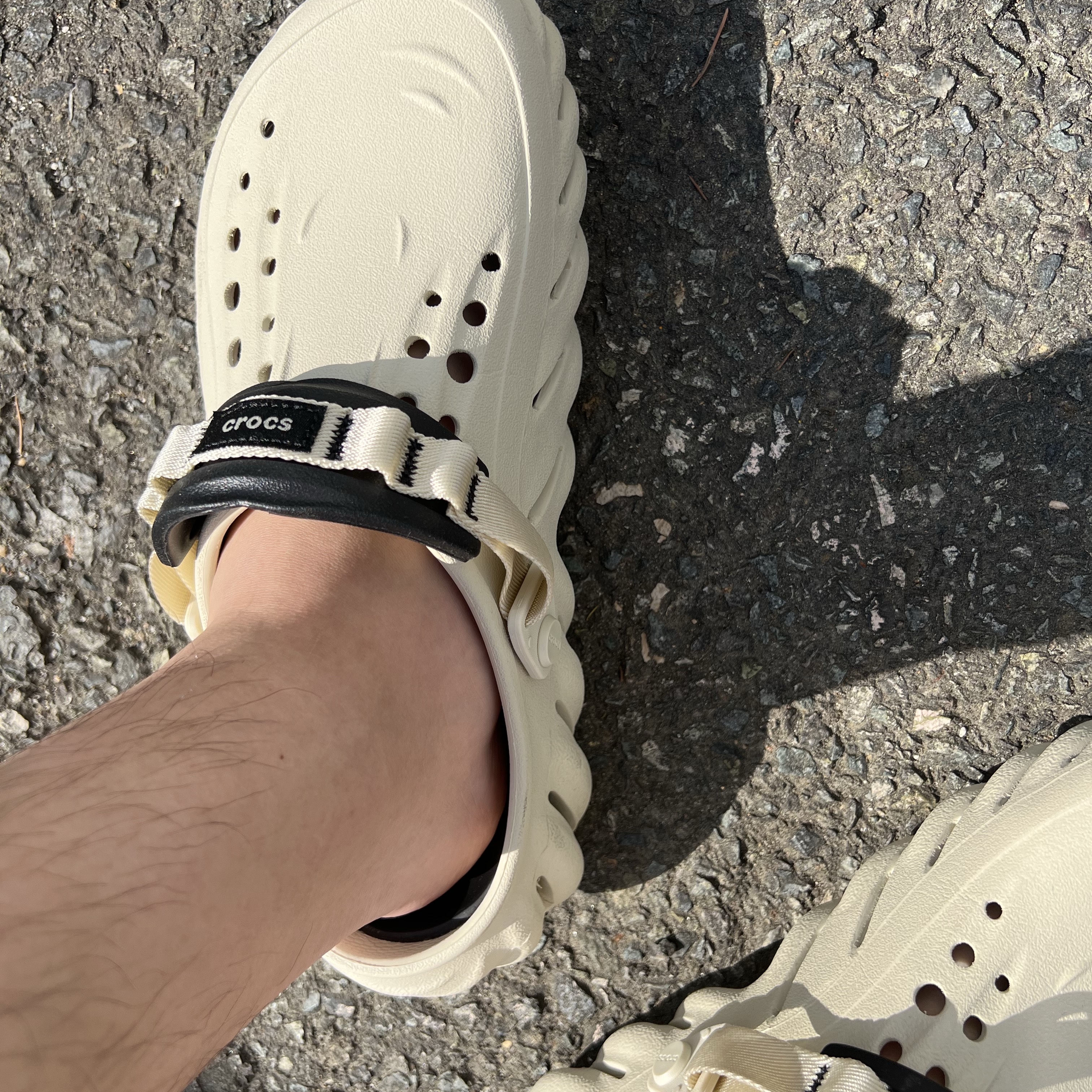 Crocs Echo Clog Bone Black 착용 스타일