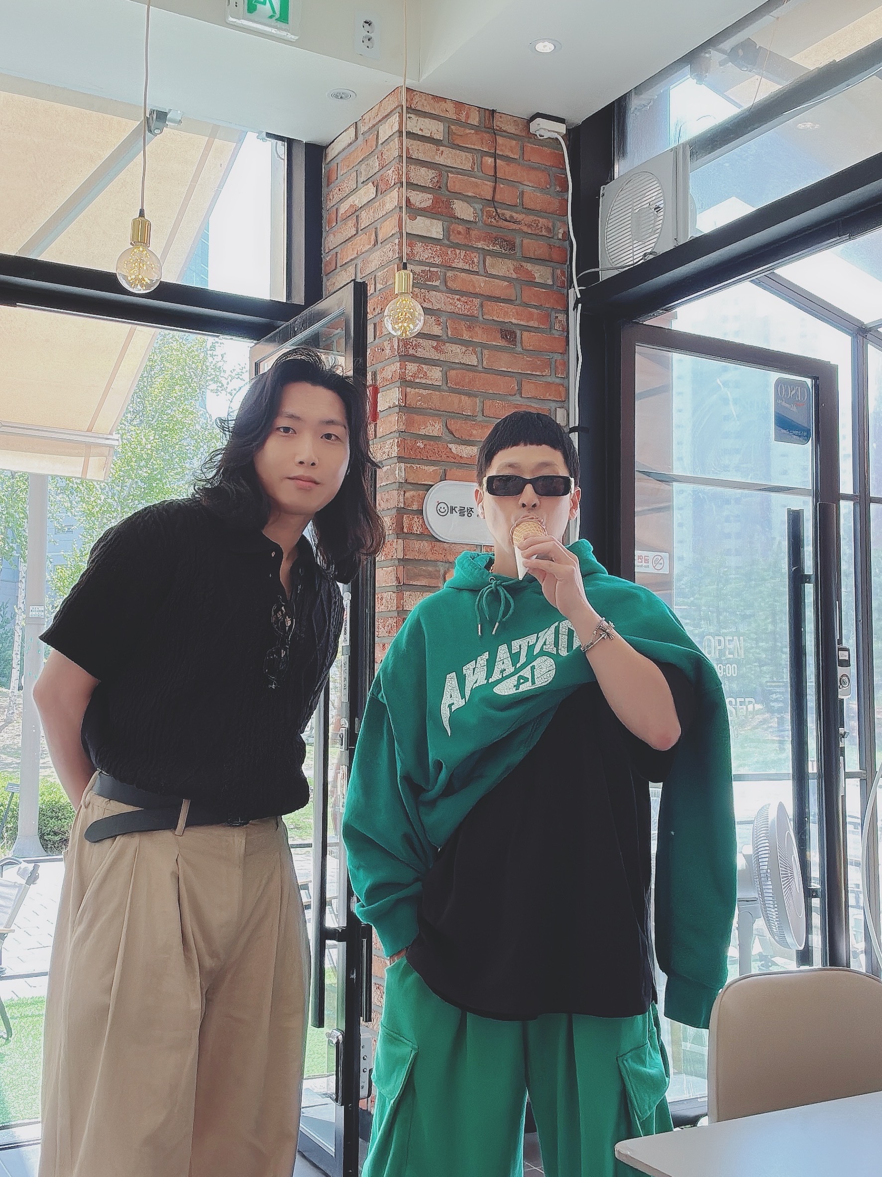 (W) Balenciaga Dynasty Rectangle Sunglasses Black, Louis Vuitton LV Blooming Pendant Gold 착용 스타일 - 4