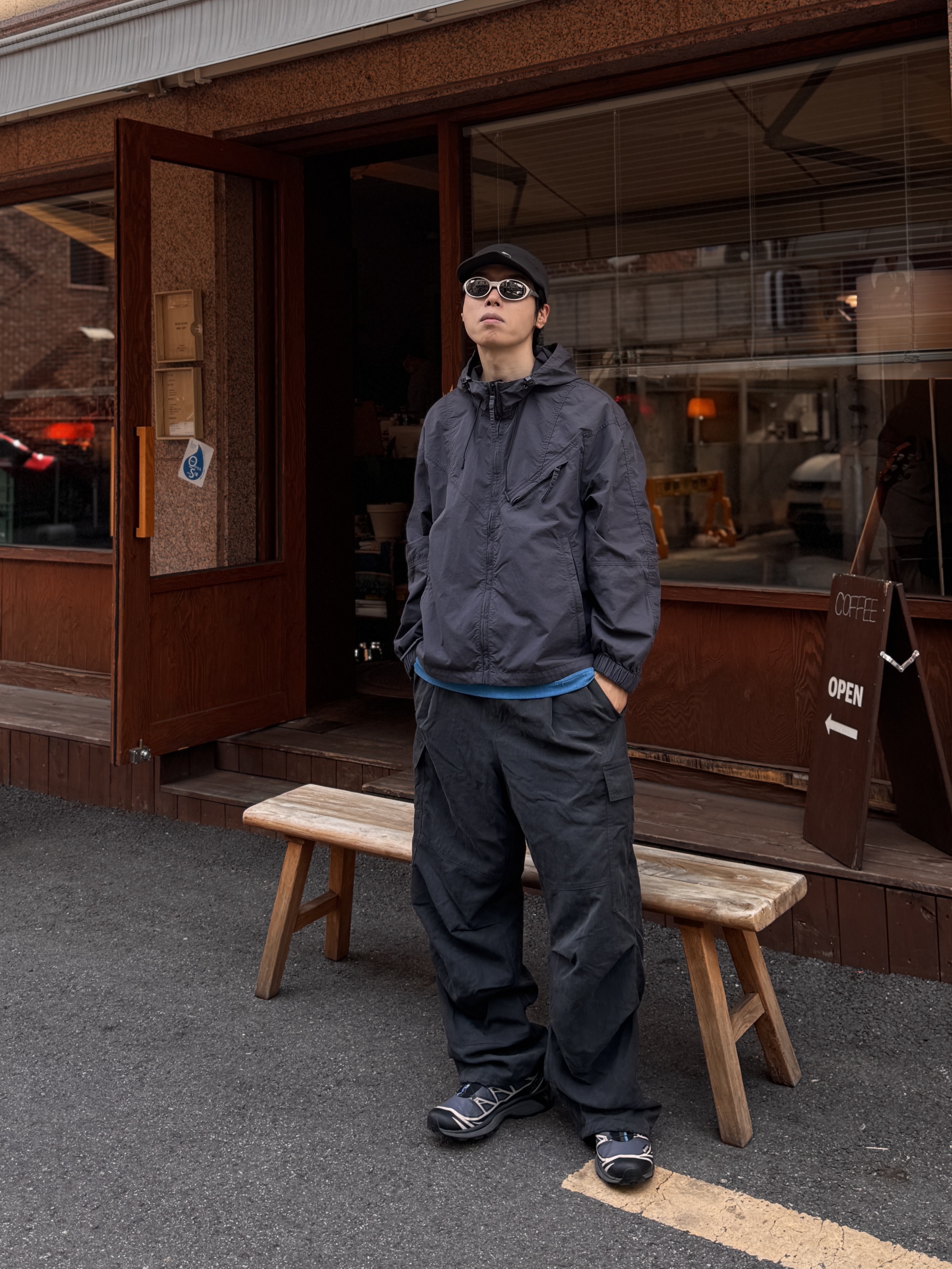 Oakley Eye Jacket Redux Silver Frame Prizm Black Polarized Lenses High Bridge Fit, Salomon XT-6 Gore-Tex Black Ebony 착용 스타일 - 3