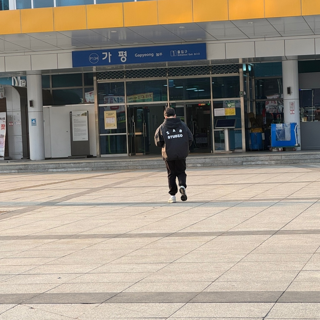 IAB Studio Coach Jacket Black, Nike Zoom Vomero 5 Photon Dust Gridiron 착용 스타일 - 2
