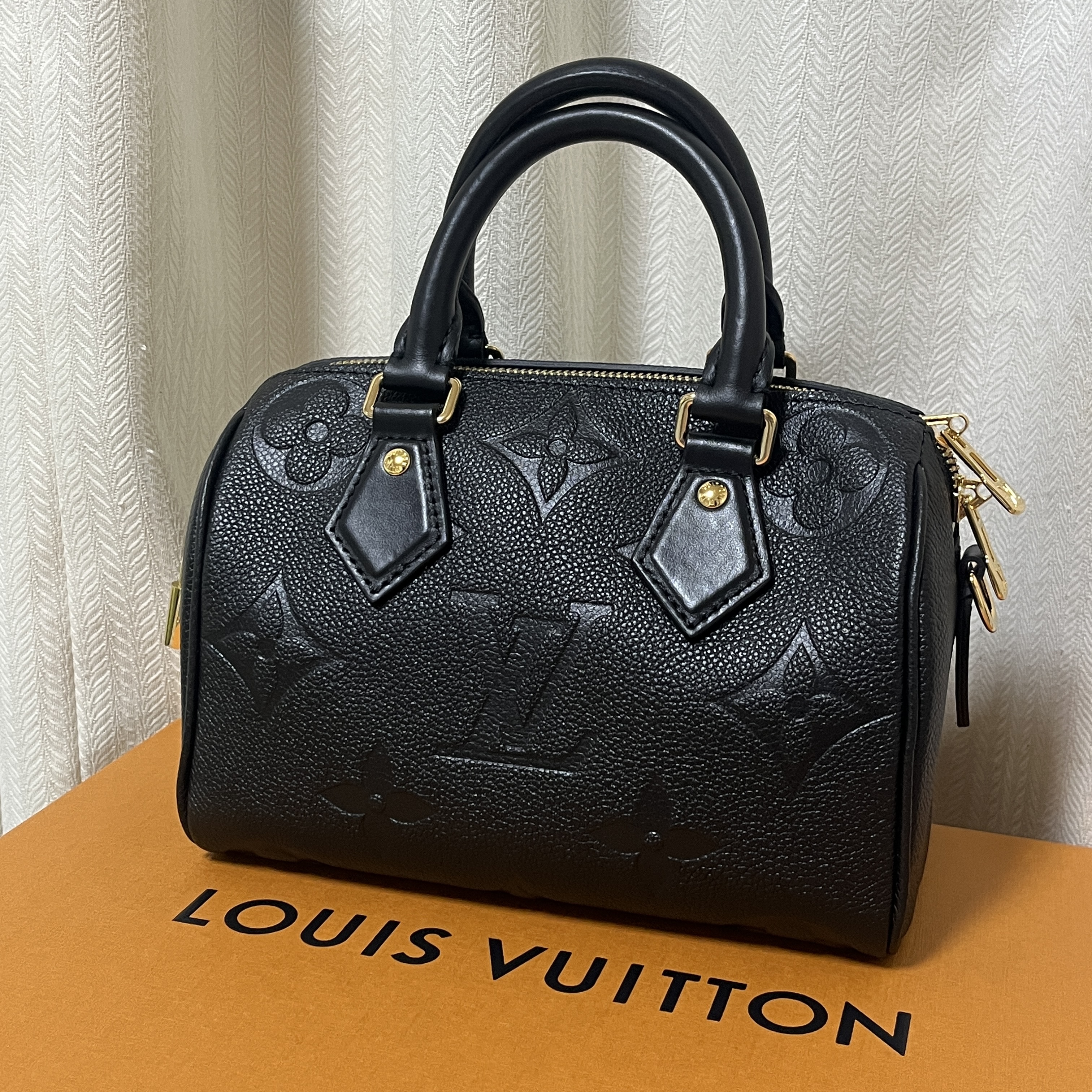Louis Vuitton Speedy Bandouliere 20 Monogram Empreinte Leather Black 착용 스타일