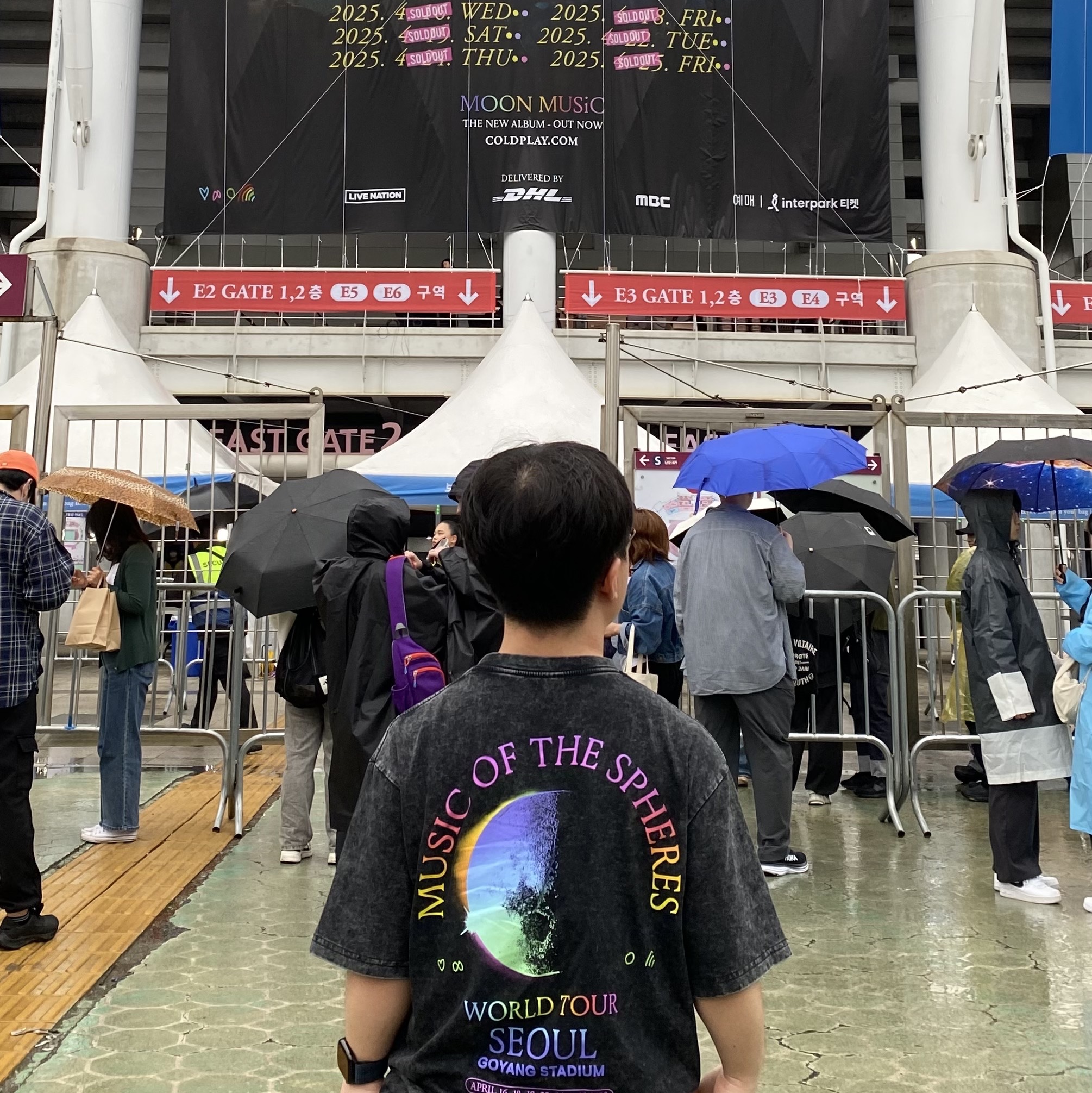 Coldplay T-Shirt Charcoal - The Hyundai Seoul Exclusive 착용 스타일